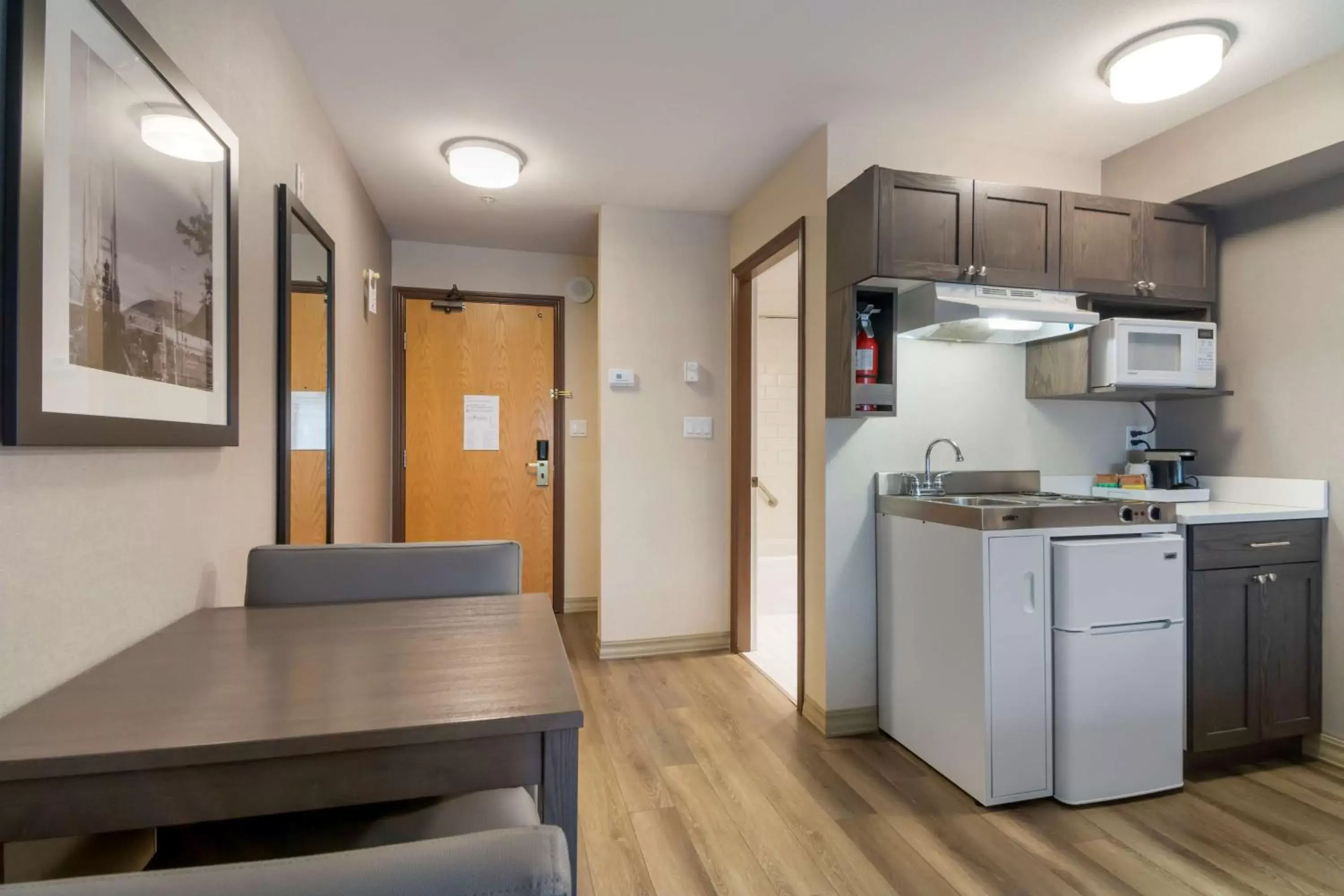 Bedroom, Kitchen/Kitchenette in Best Western Premier Aberdeen Kamloops