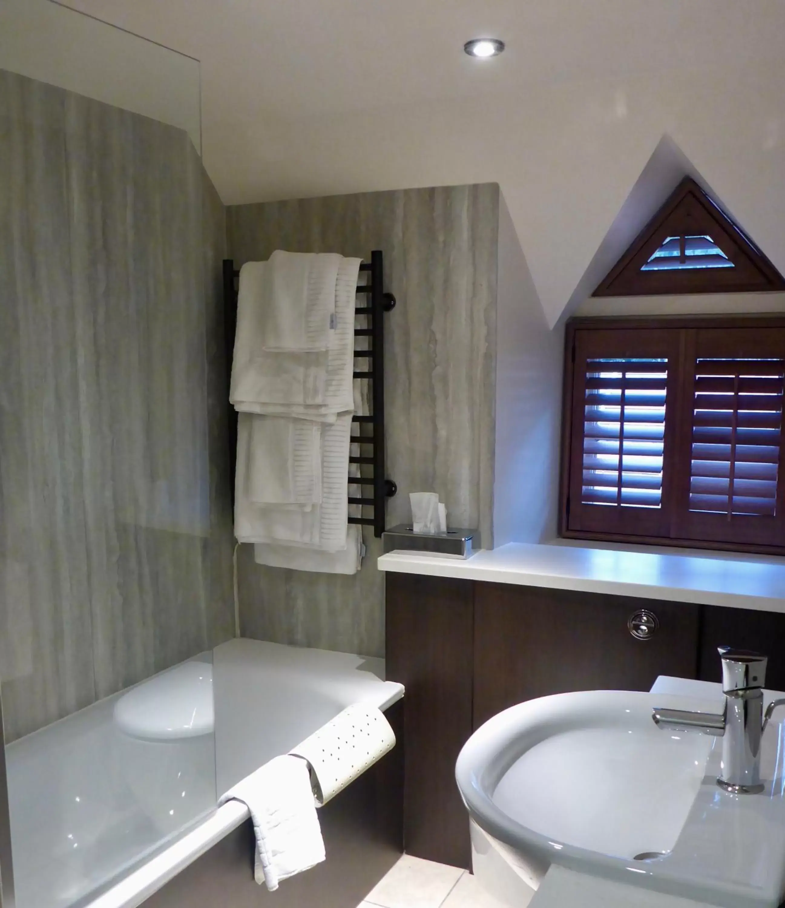 Bathroom in Royal Oak Hotel