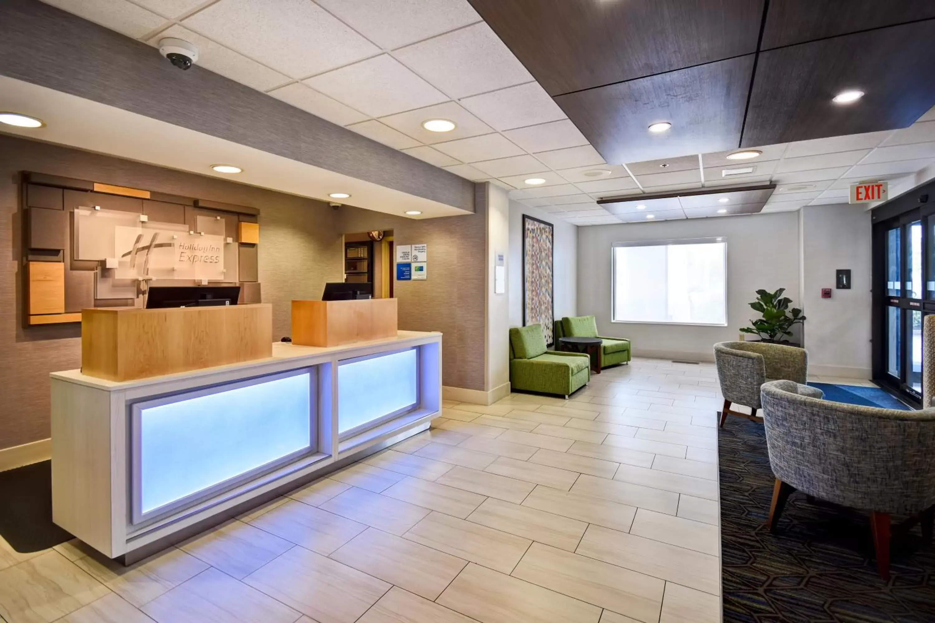 Property building, Lobby/Reception in Holiday Inn Express Newport North - Middletown, an IHG Hotel