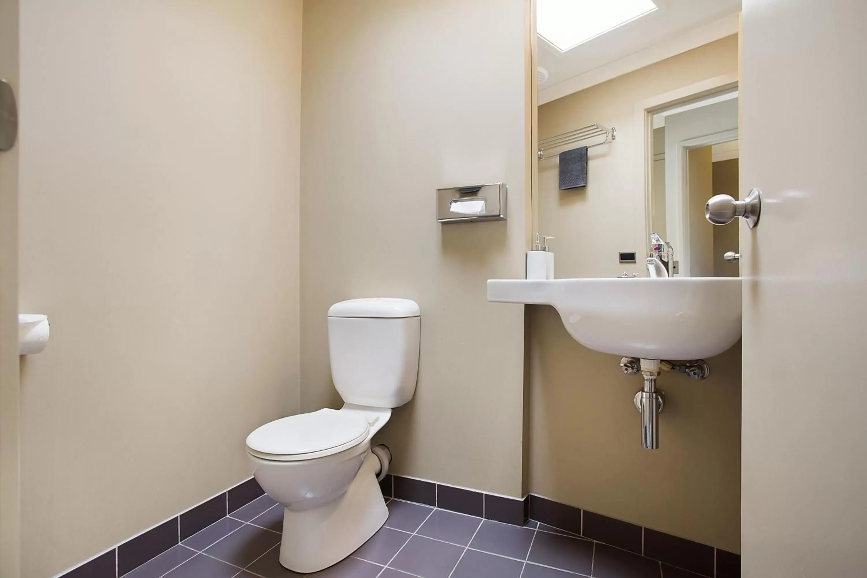 Bathroom in Comfort Inn on Raglan