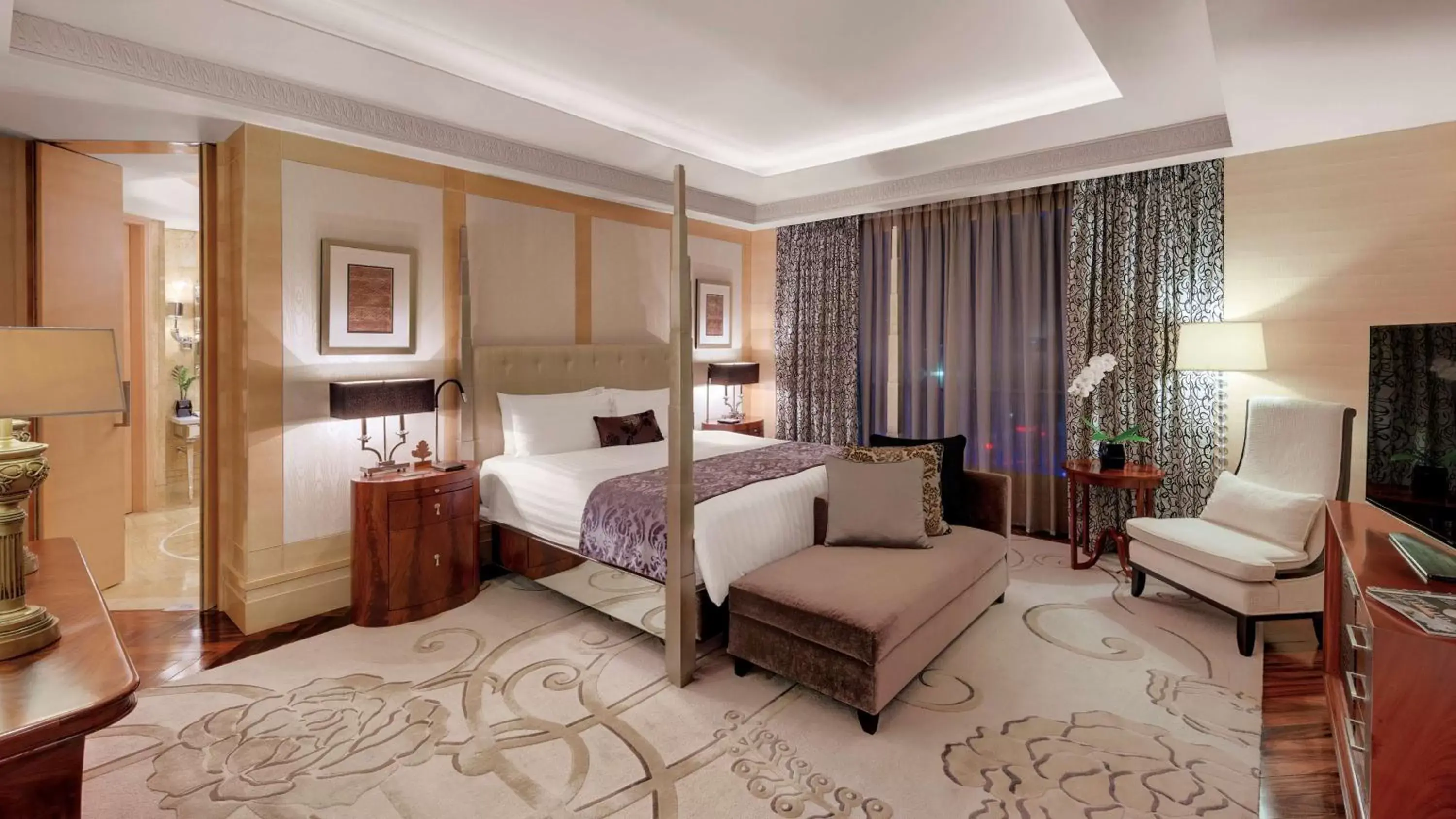 Photo of the whole room, Bed in Hotel Indonesia Kempinski Jakarta