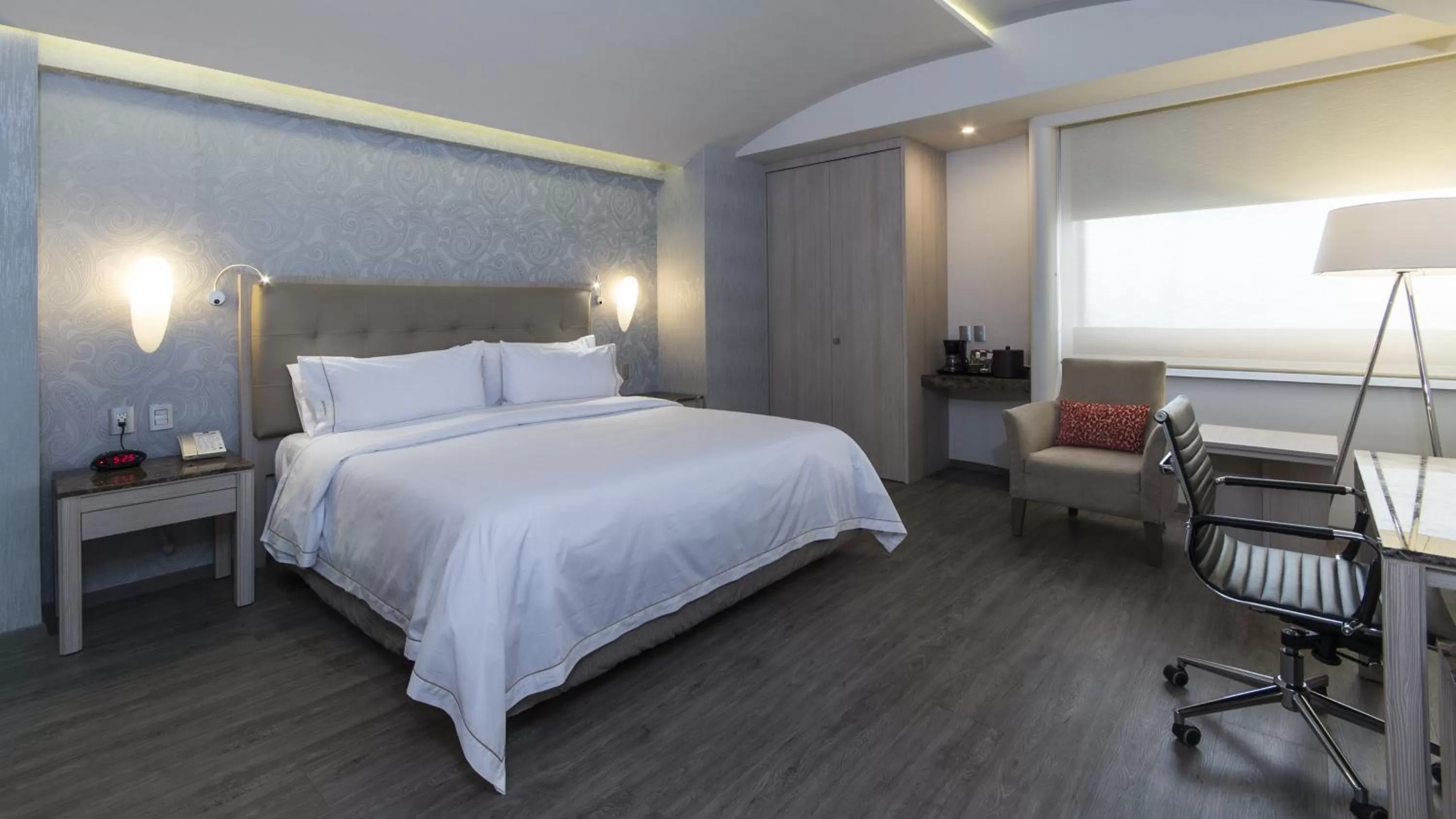 Photo of the whole room, Bed in Holiday Inn Express Mexico- Toreo by IHG