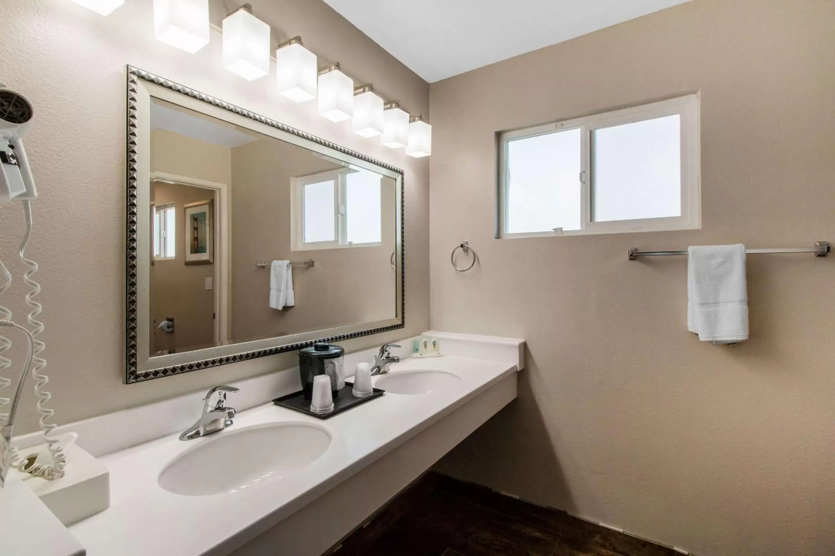 Bathroom in BaySide Inn & Suites Eureka