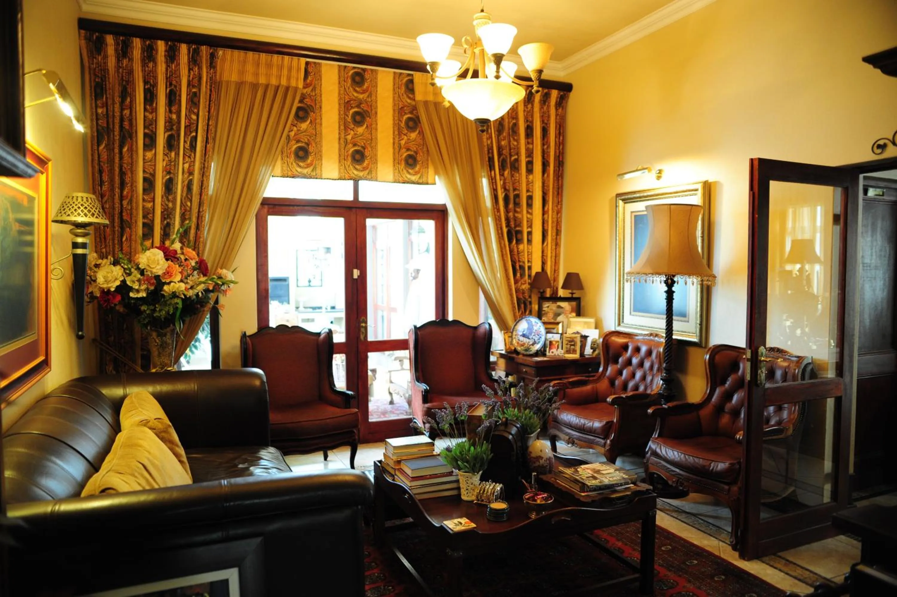 Communal lounge/ TV room in Villa Lugano Guesthouse