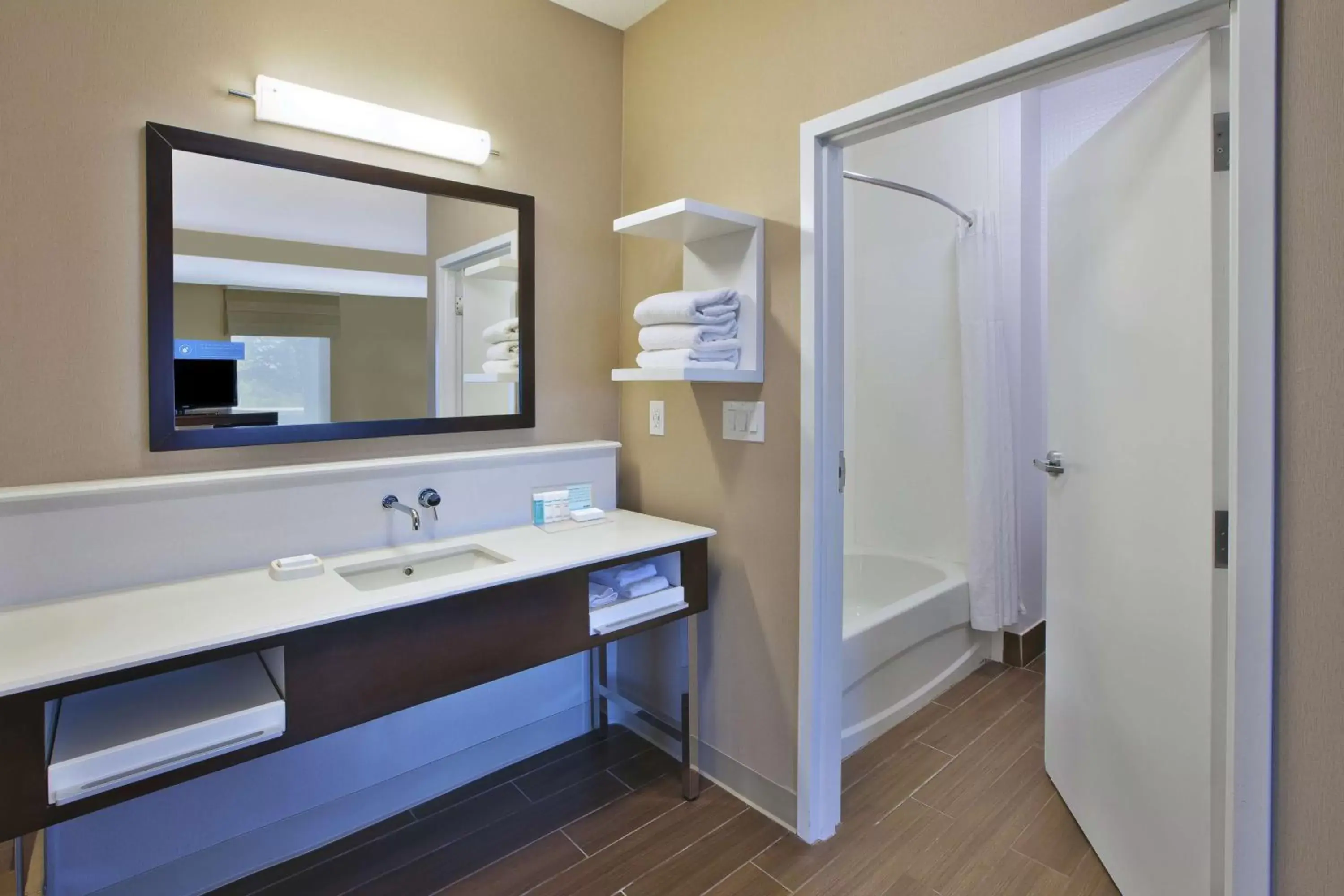 Photo of the whole room, Bathroom in Hampton Inn Commerce/Novi