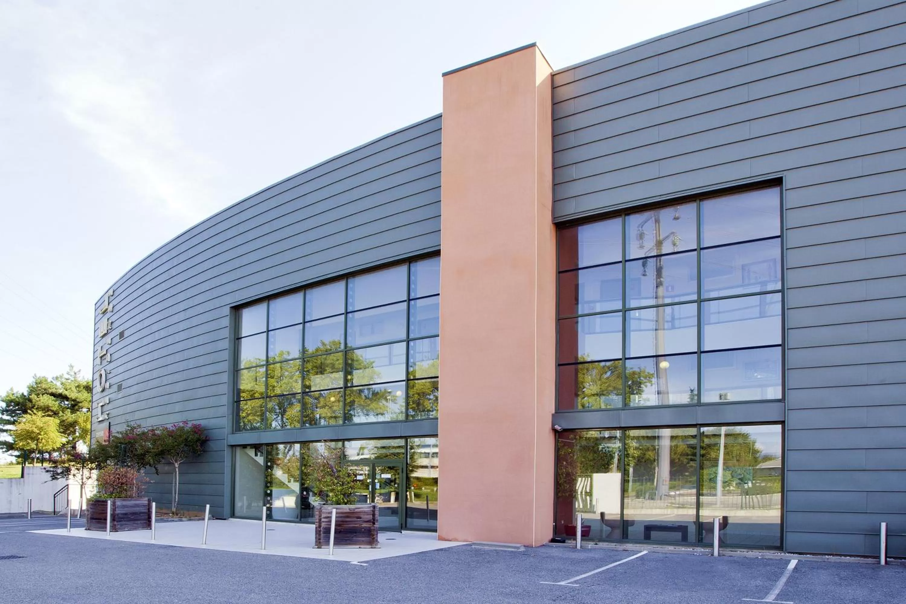 Facade/entrance in Cerise Valence