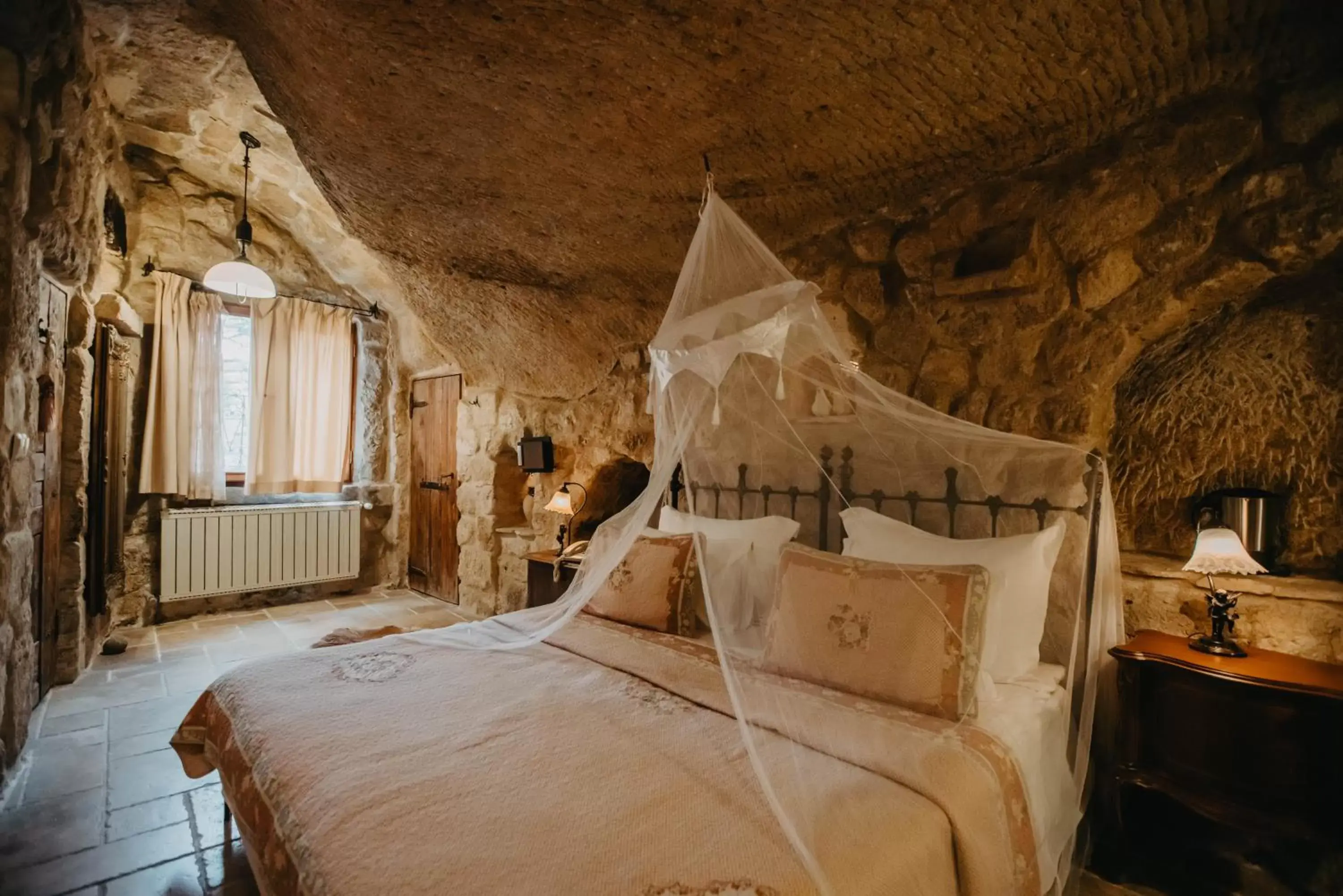 Photo of the whole room, Bed in Melekler Evi Cave Hotel