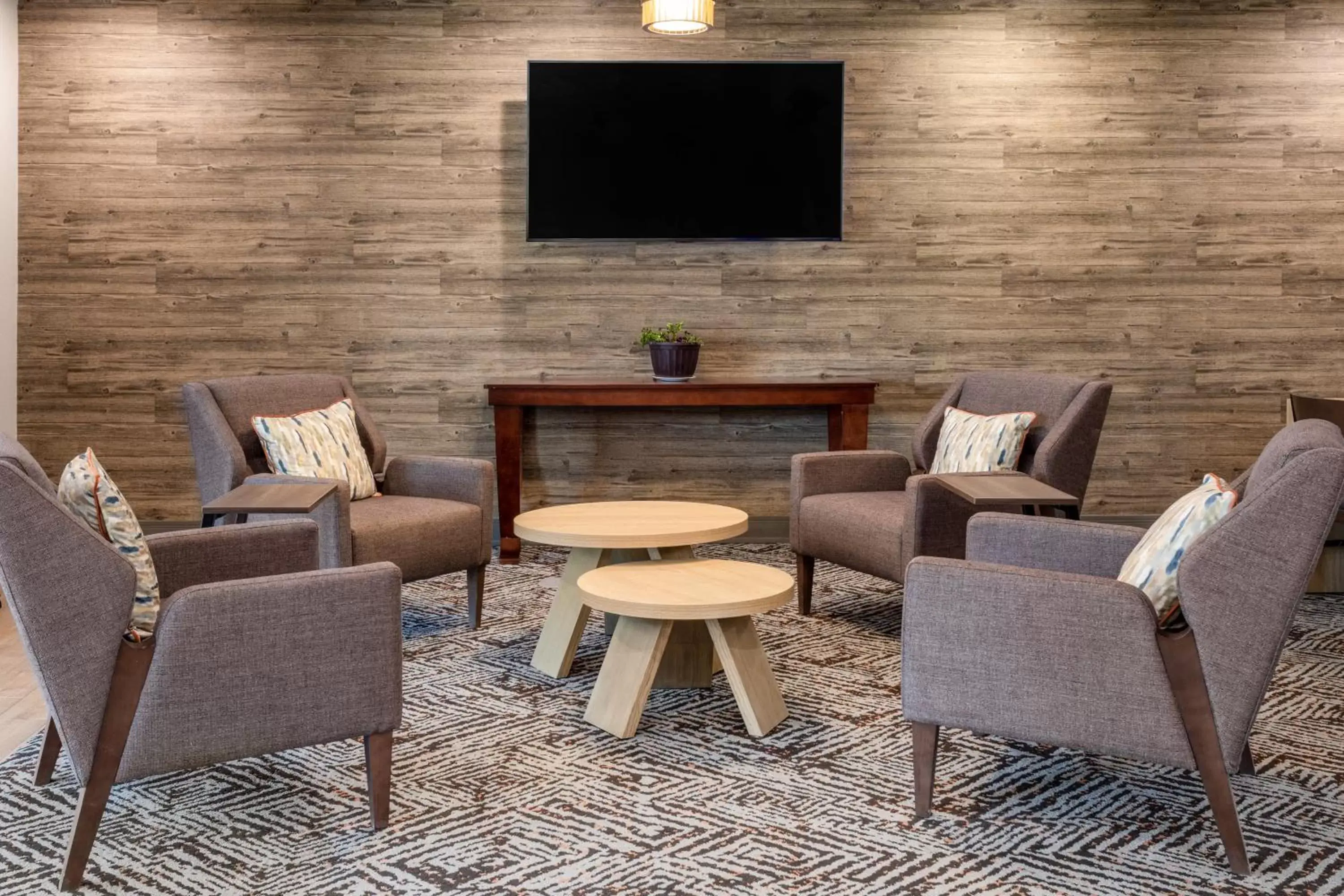 Lobby or reception, TV/Entertainment Center in Candlewood Suites Grand Junction, an IHG Hotel