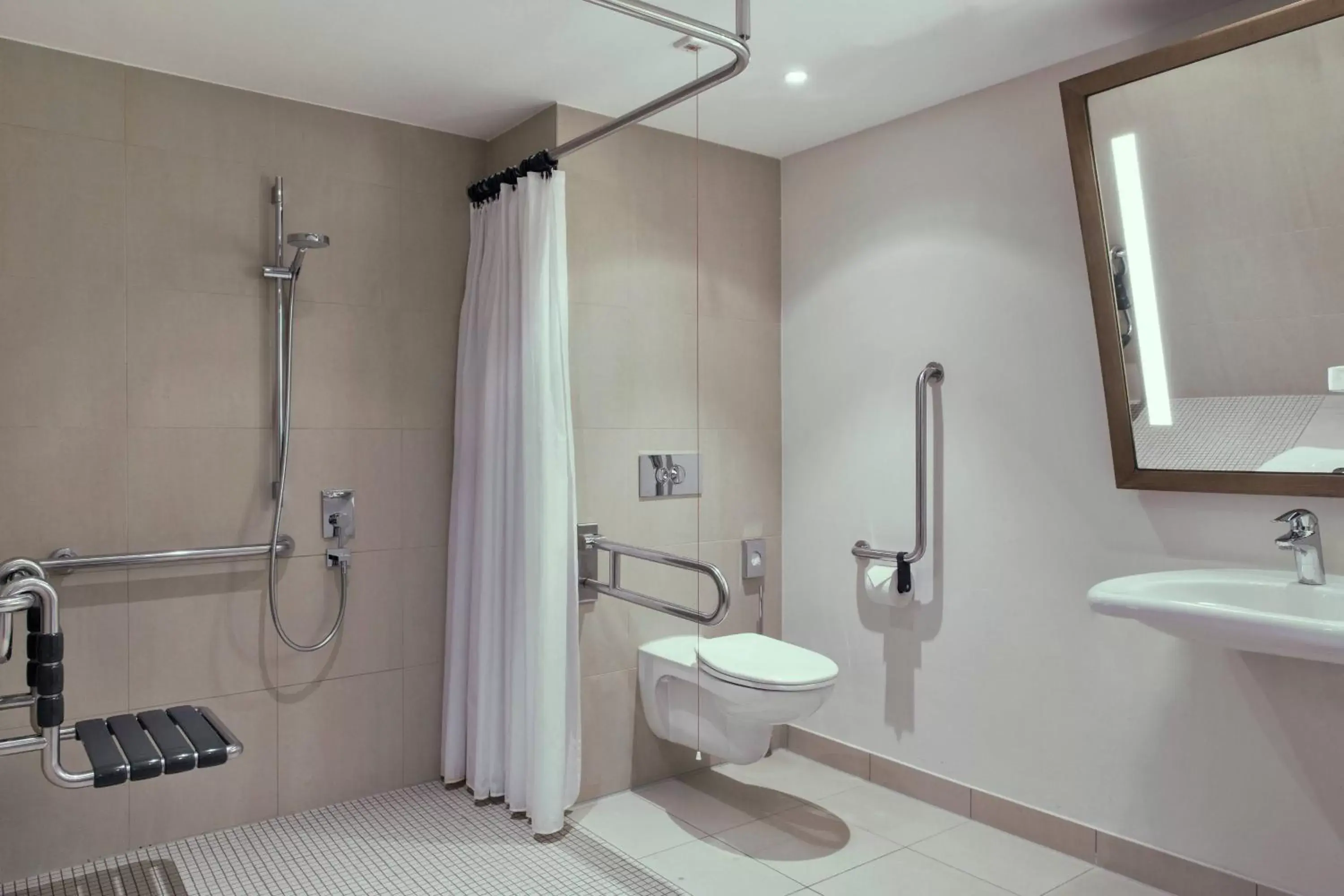 Bathroom in Courtyard by Marriott Wiesbaden-Nordenstadt