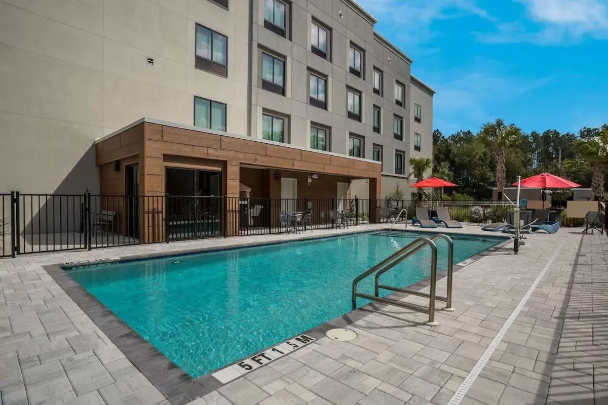 Swimming Pool in Hampton Inn & Suites Ruskin I-75, FL