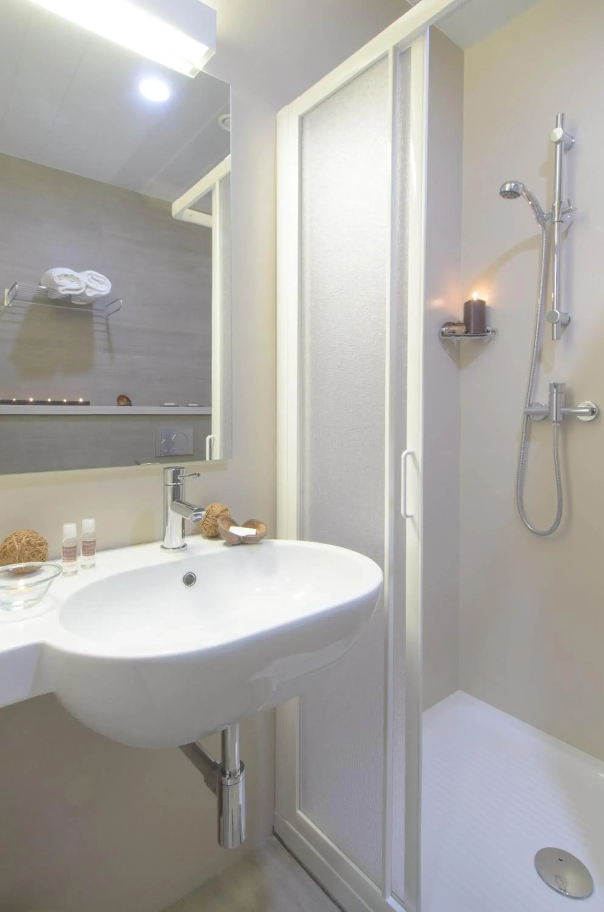 Shower, Bathroom in B&B Hotel Milano Aosta