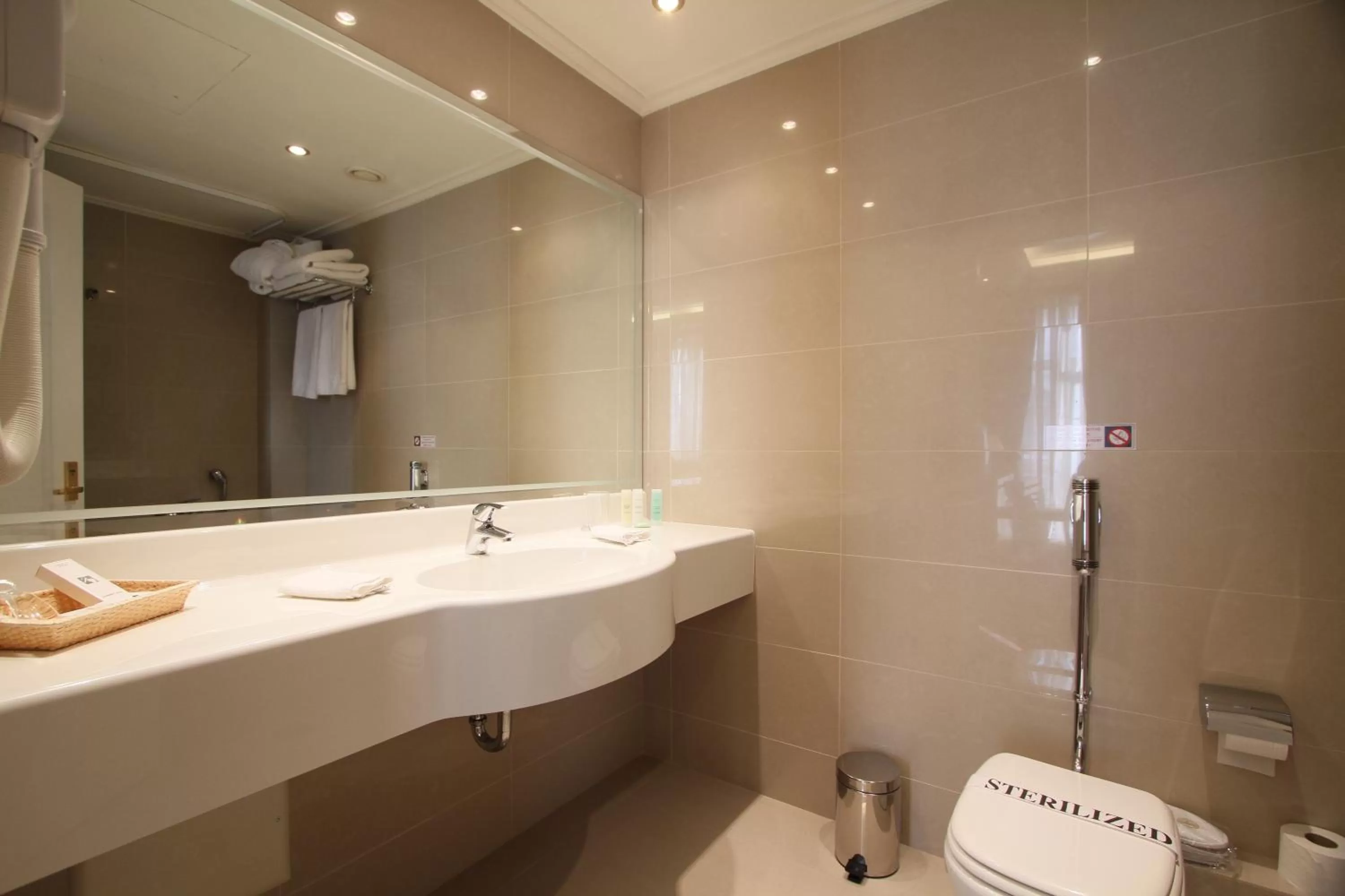 Bathroom in Piraeus Theoxenia Hotel