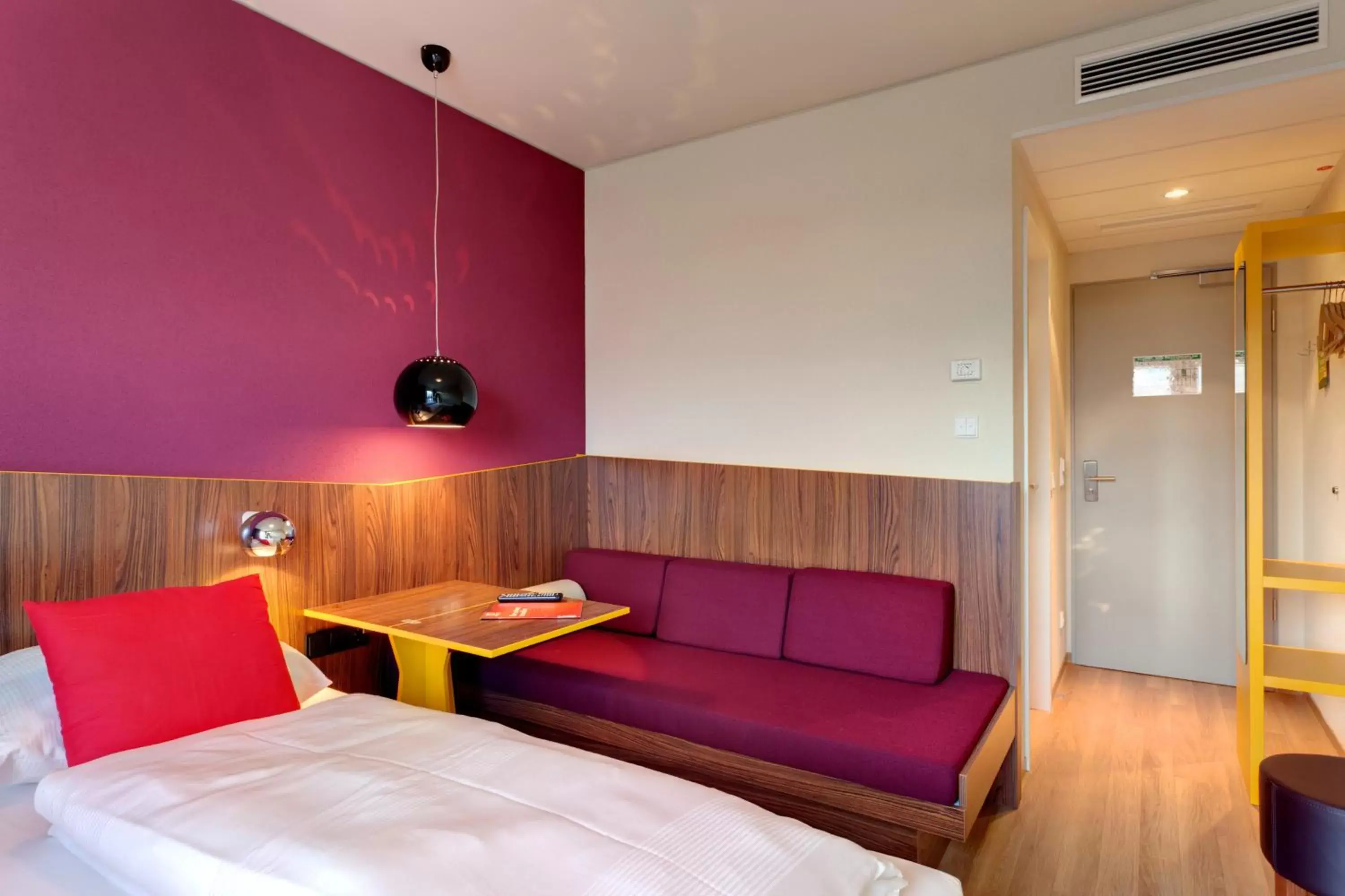 Double Room for Single Use in MEININGER Hotel Frankfurt Main / Airport Double Room for Single Use in MEININGER Hotel Frankfurt Main / Airport