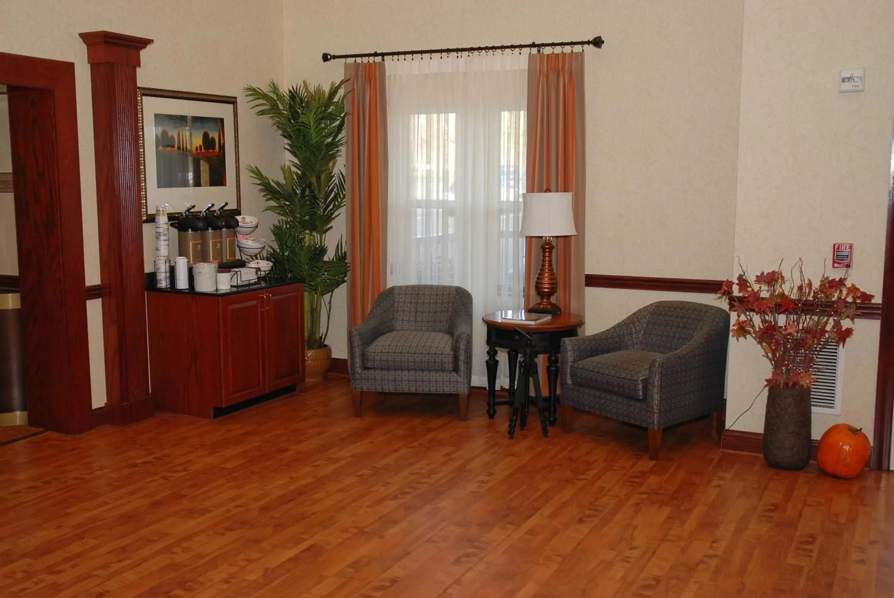 Day, Seating Area in Country Inn & Suites by Radisson, Lexington Park (Patuxent River Naval Air Station), MD