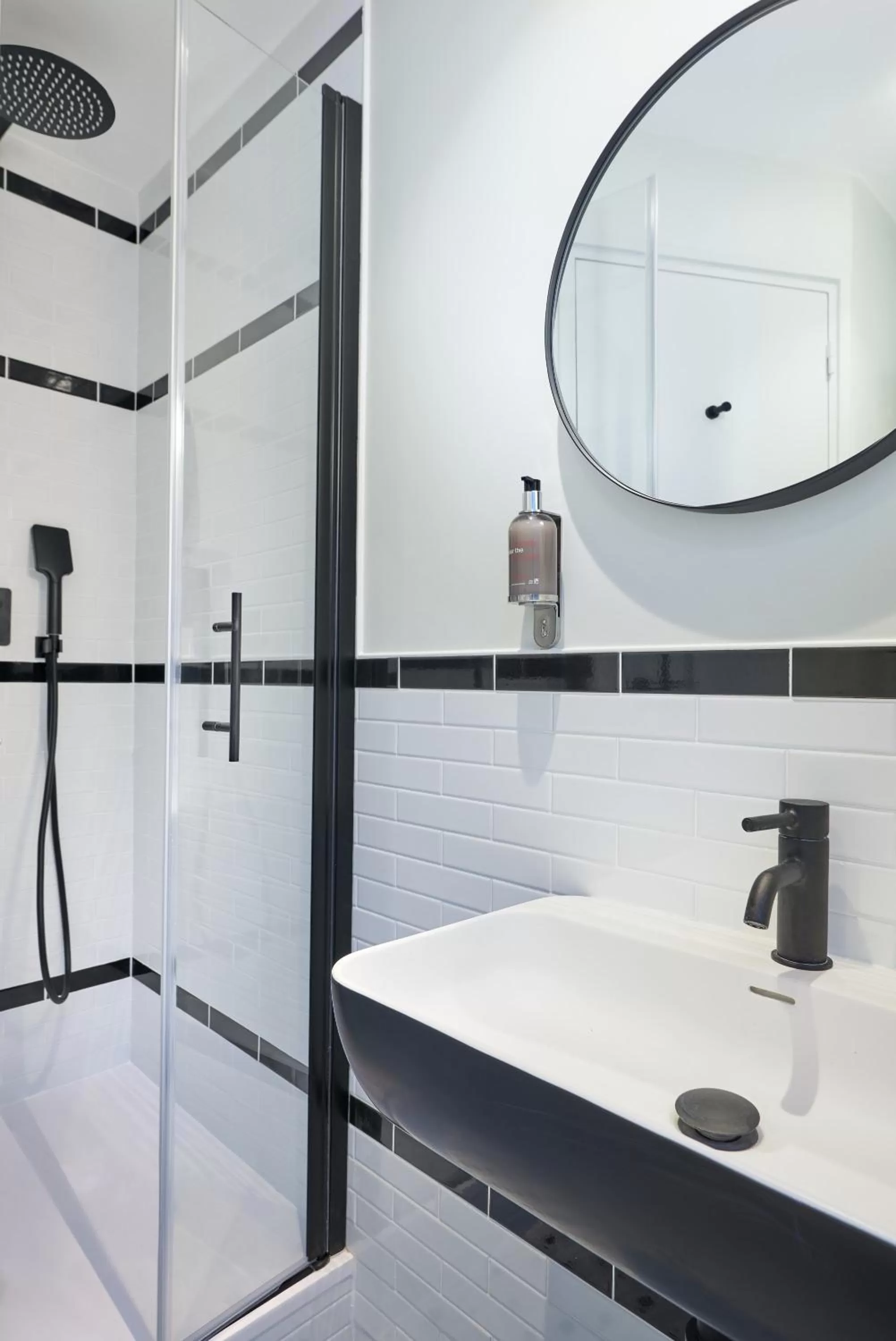 Shower in Hotel 10 Opéra by HappyCulture