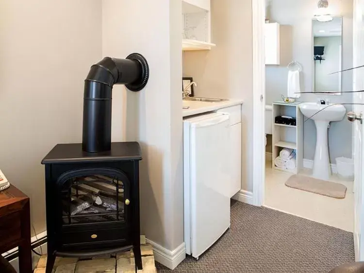 Shower, Kitchen/Kitchenette in Inn on the Harbour and Telegraph House