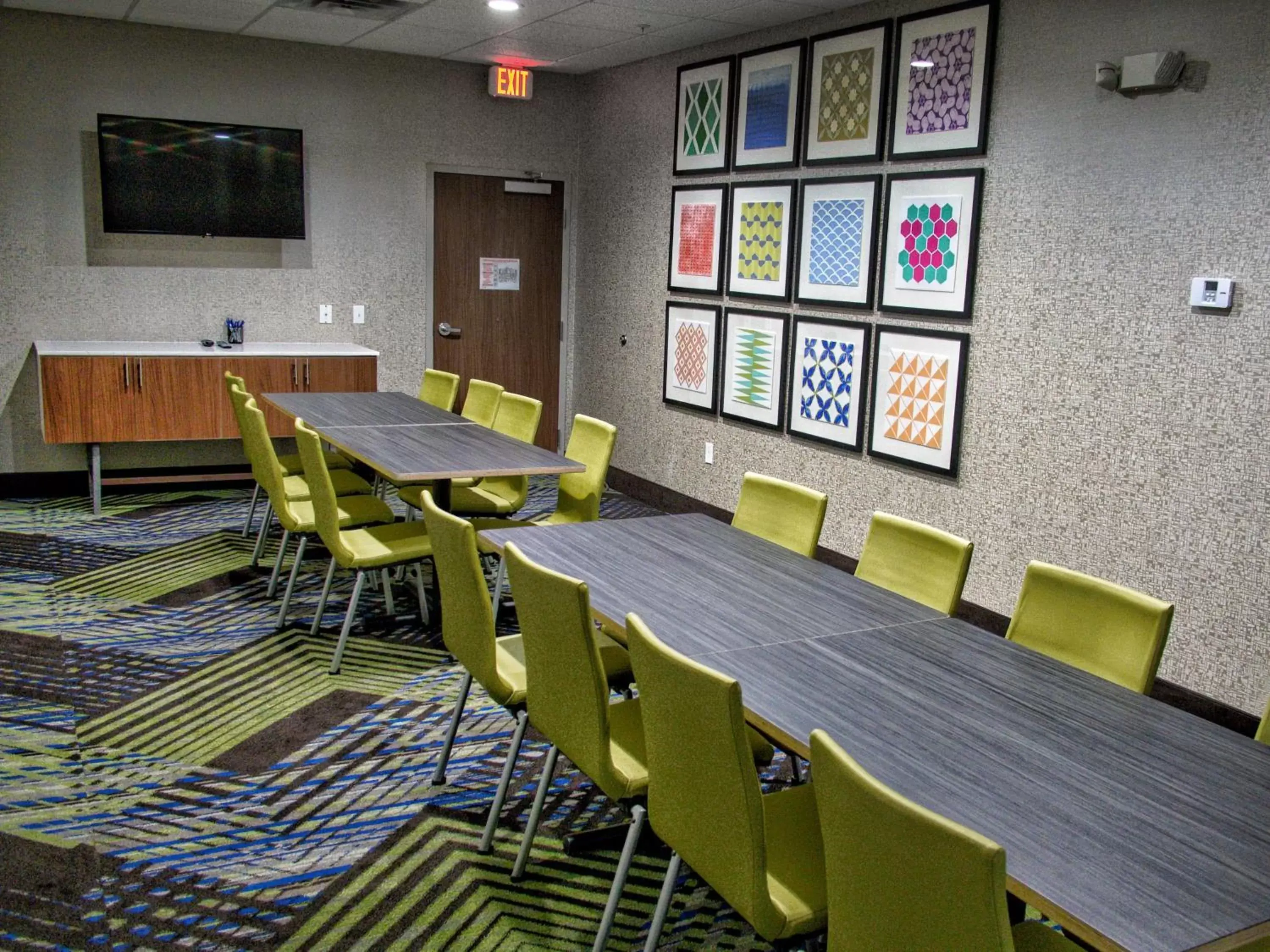 Meeting/conference room in Holiday Inn Express & Suites Moore, an IHG Hotel