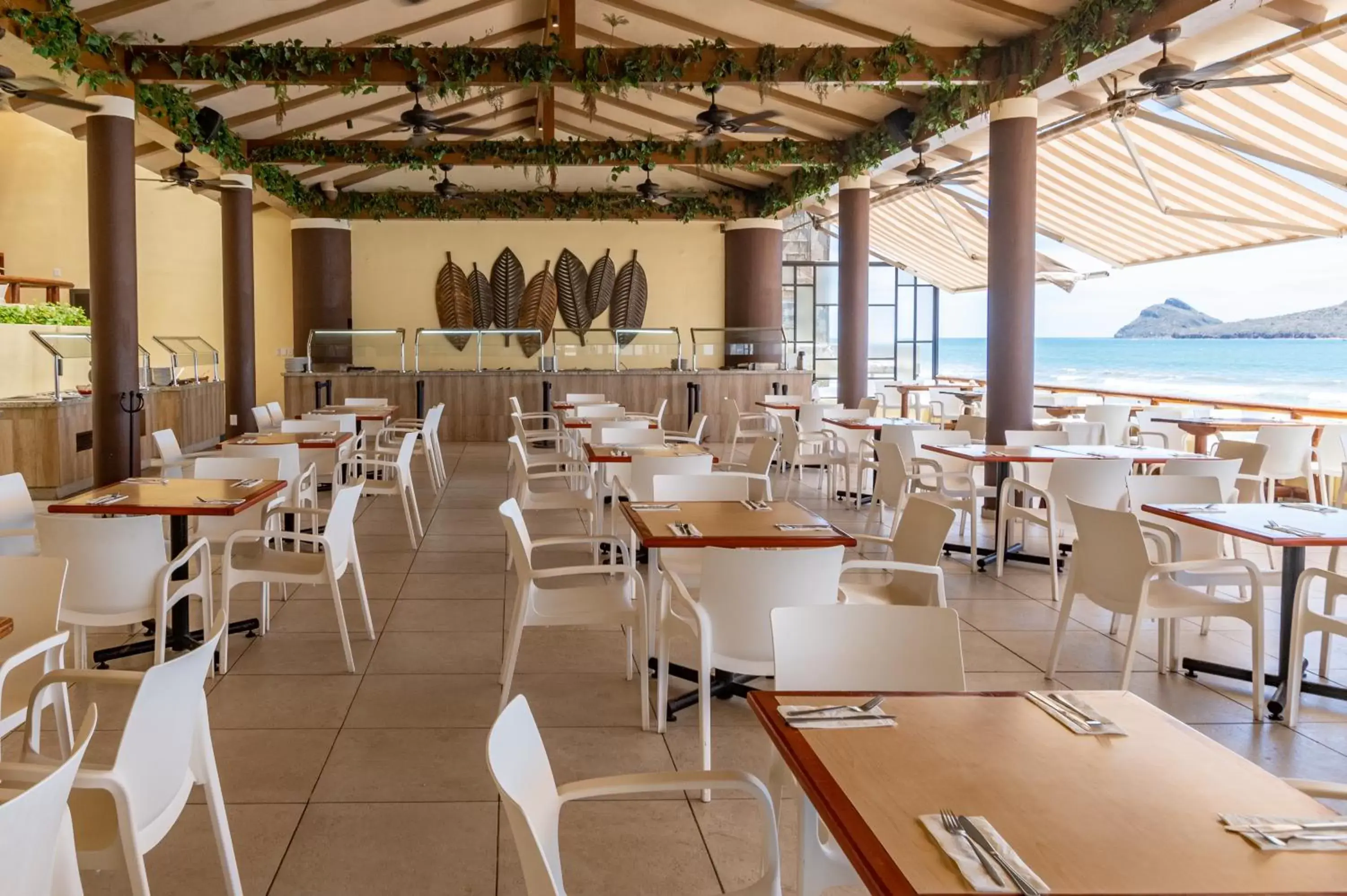 Restaurant/Places to Eat in Costa de Oro Beach Hotel