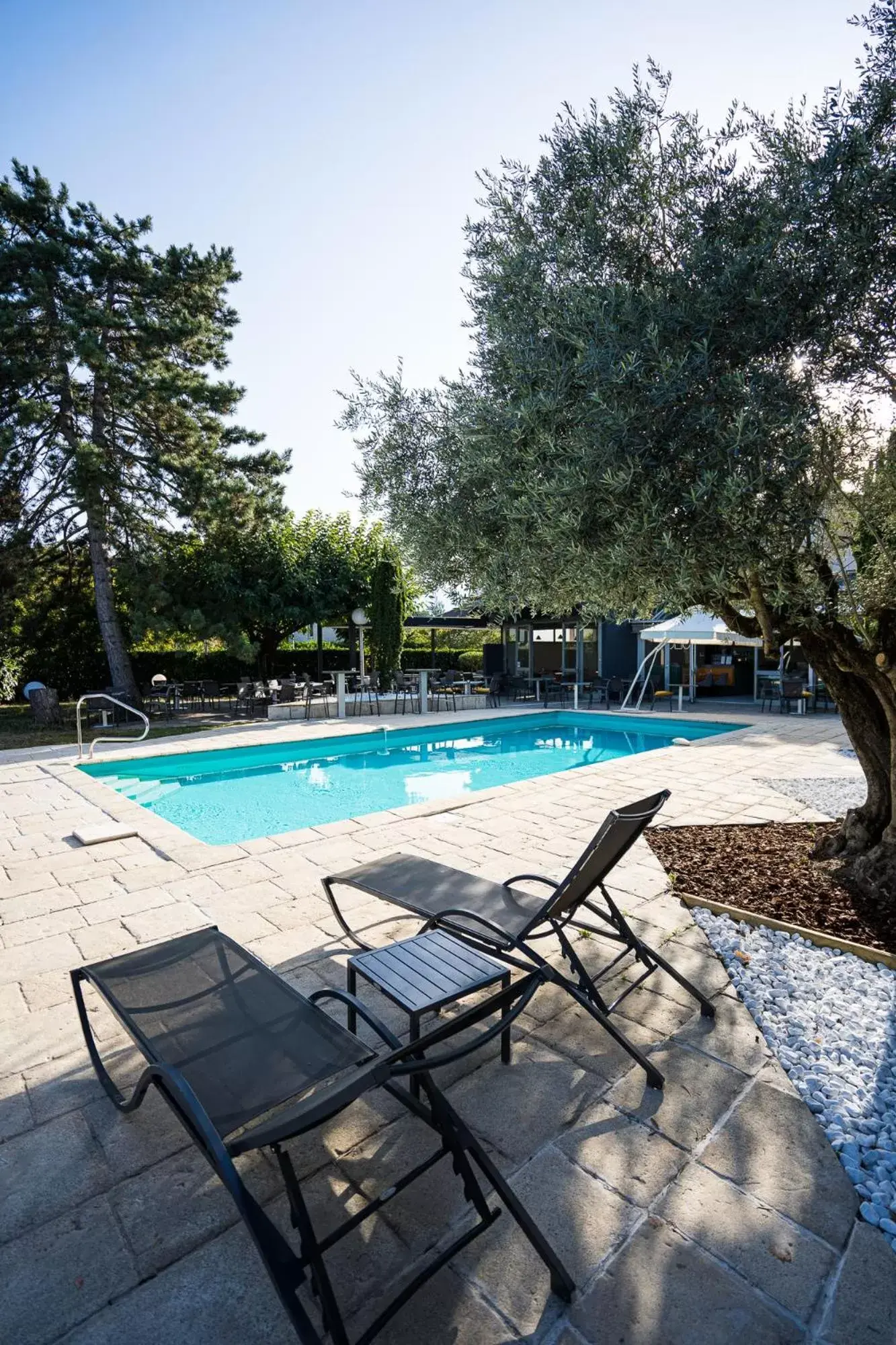 Patio, Swimming Pool in PoMo Hôtel & Restaurant