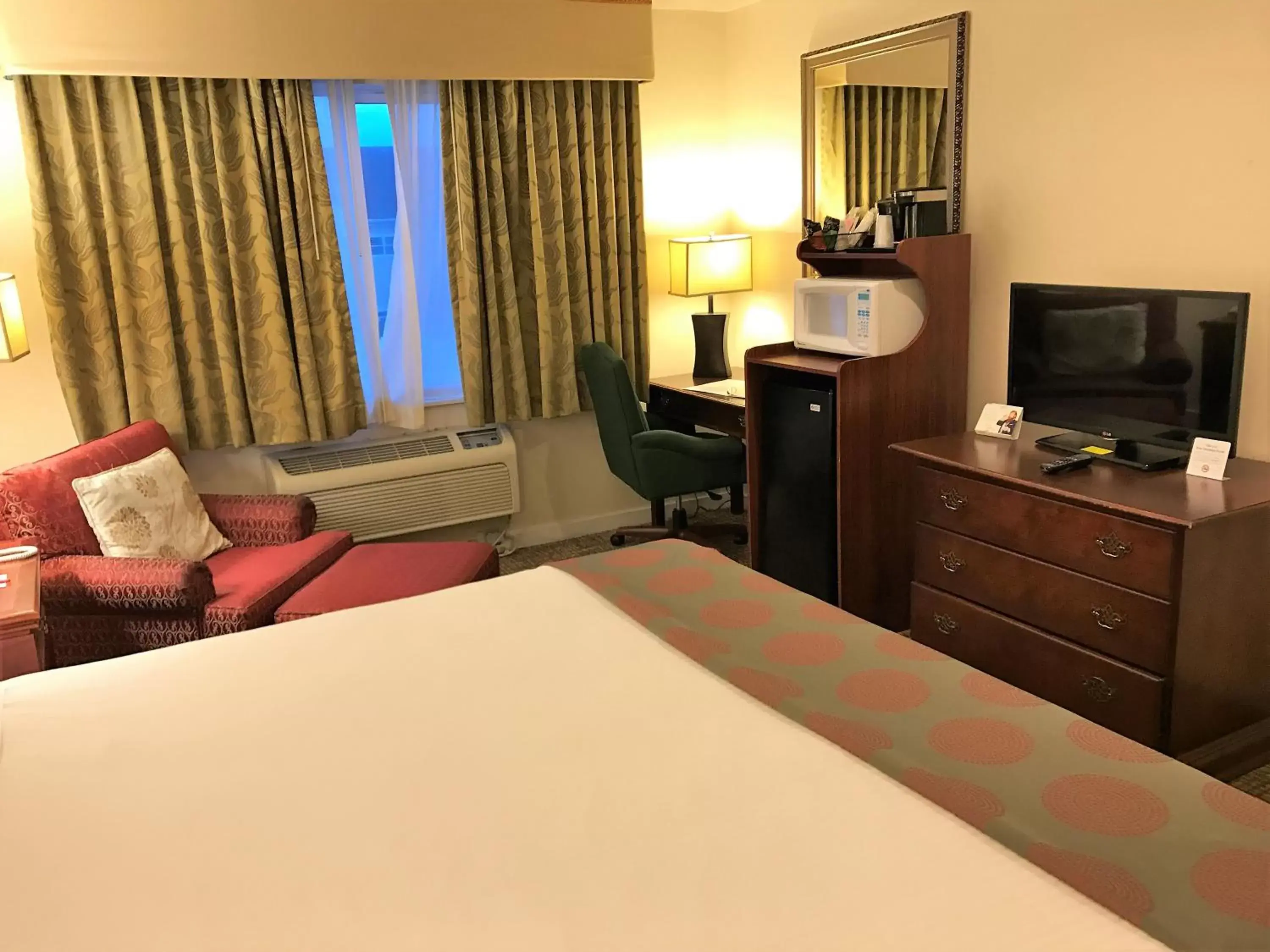 Photo of the whole room, Bed in Ramada by Wyndham Draper