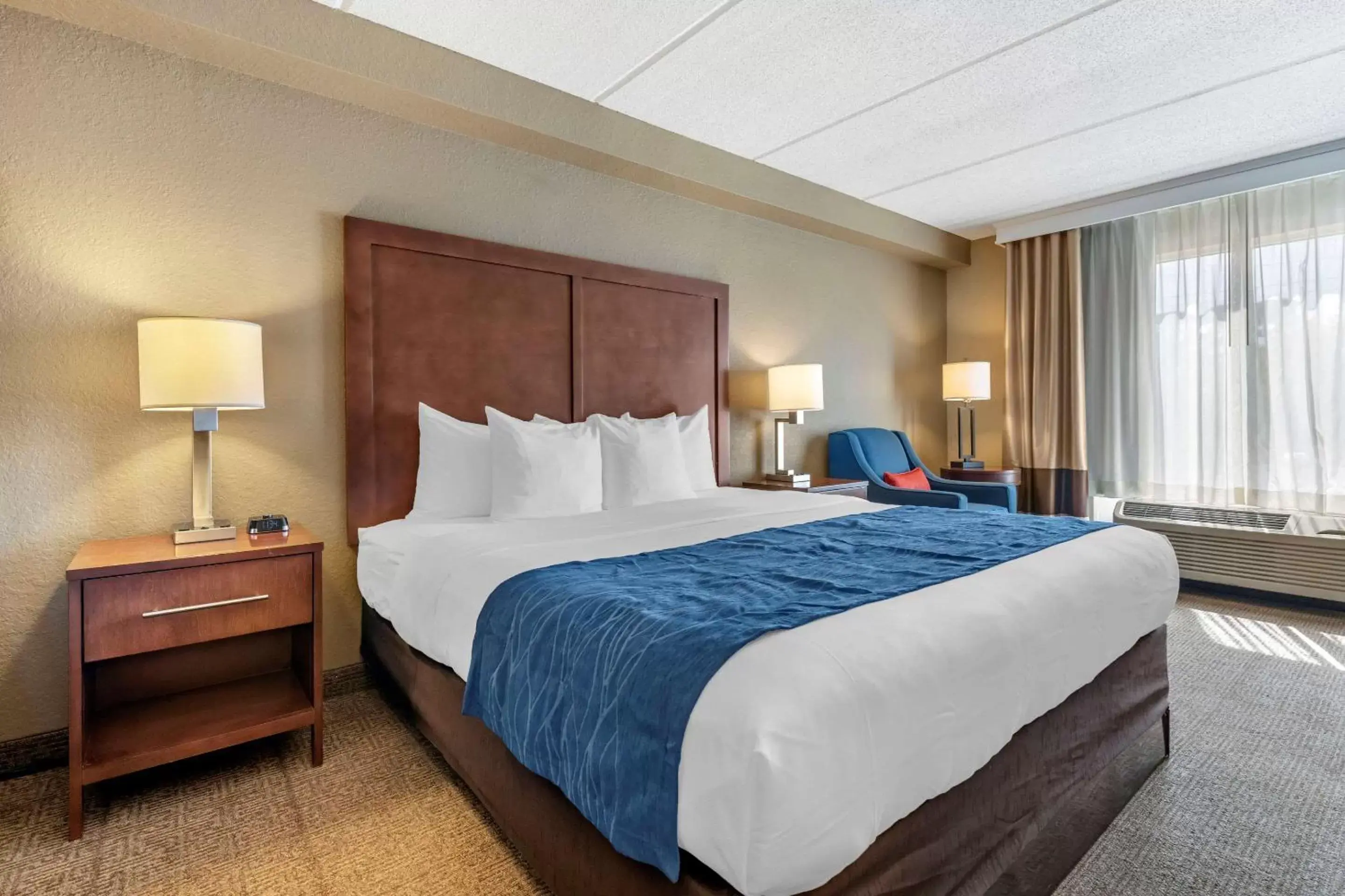 Photo of the whole room, Bed in Comfort Inn & Suites Orlando North