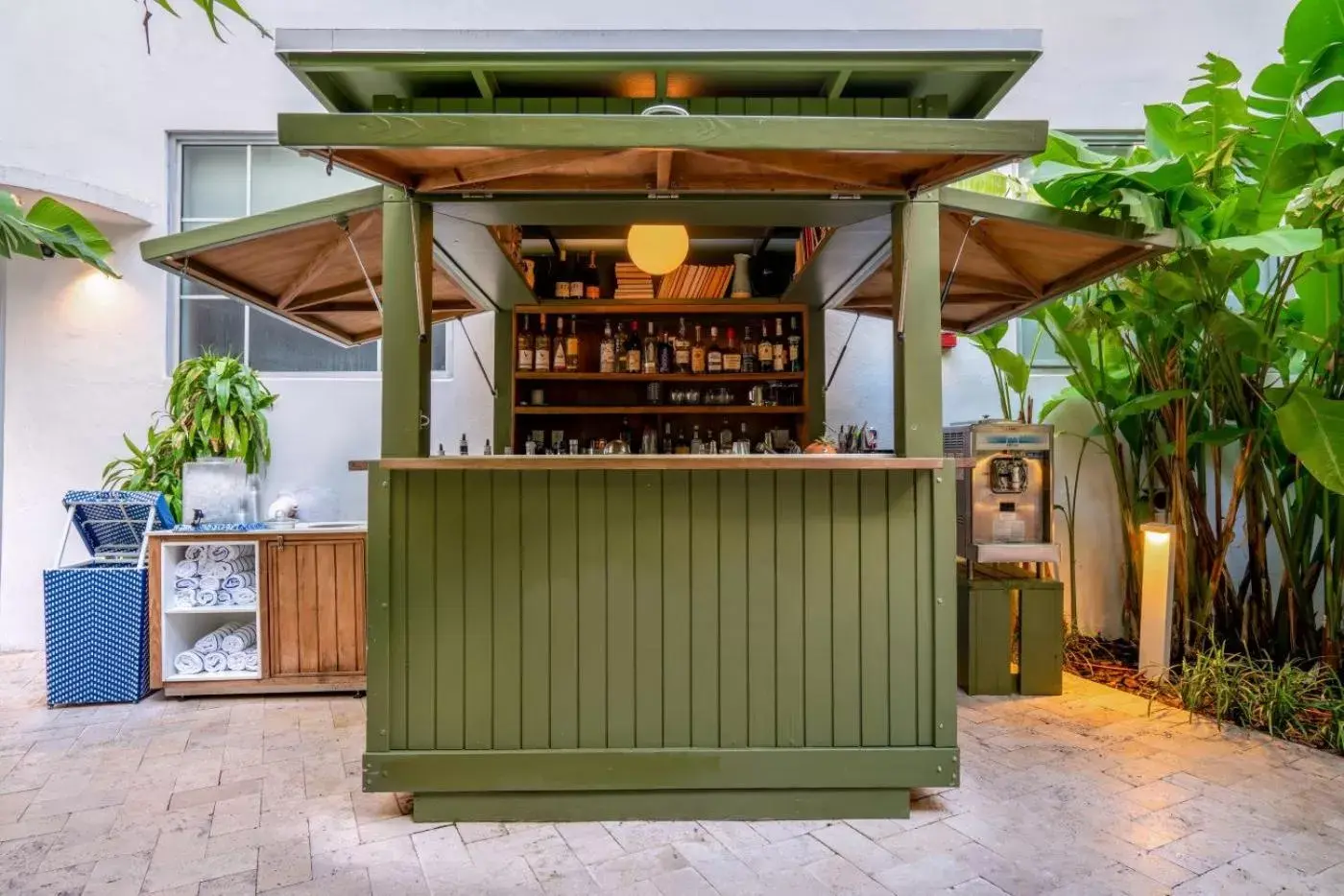 Lounge or bar in Hotel Trouvail Miami Beach