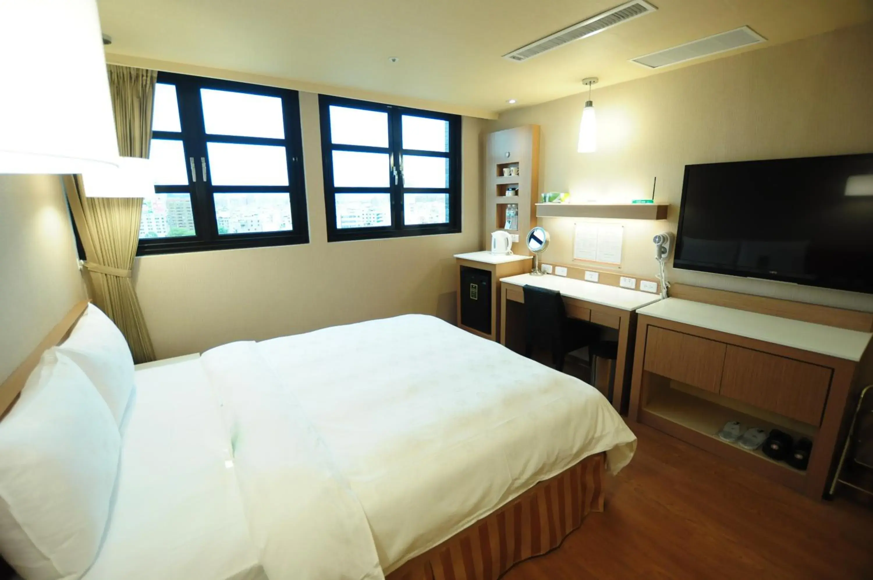 Photo of the whole room, Bed in Kindness Hotel - Kaohsiung Main Station