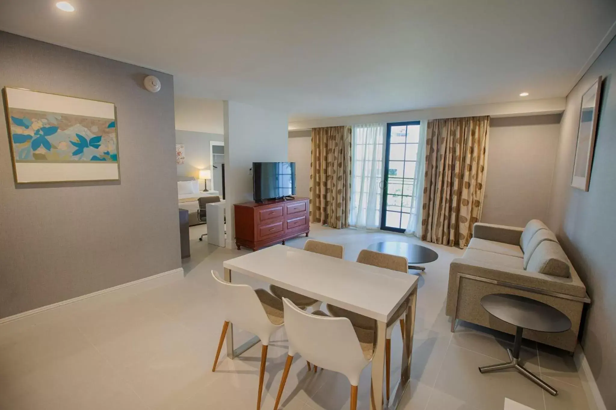 Living room, Dining Area in Polynesian Residences Waikiki Beach