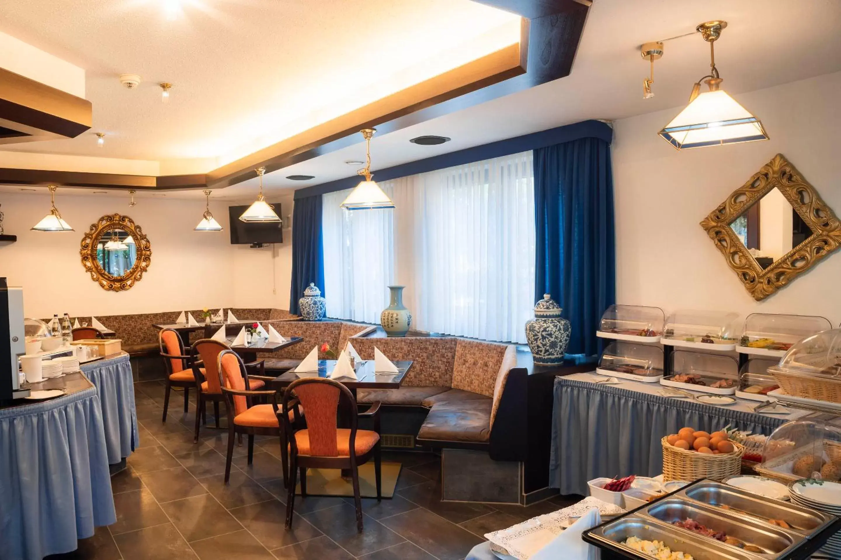 Breakfast, Restaurant/Places to Eat in Hotel Astoria am Urachplatz