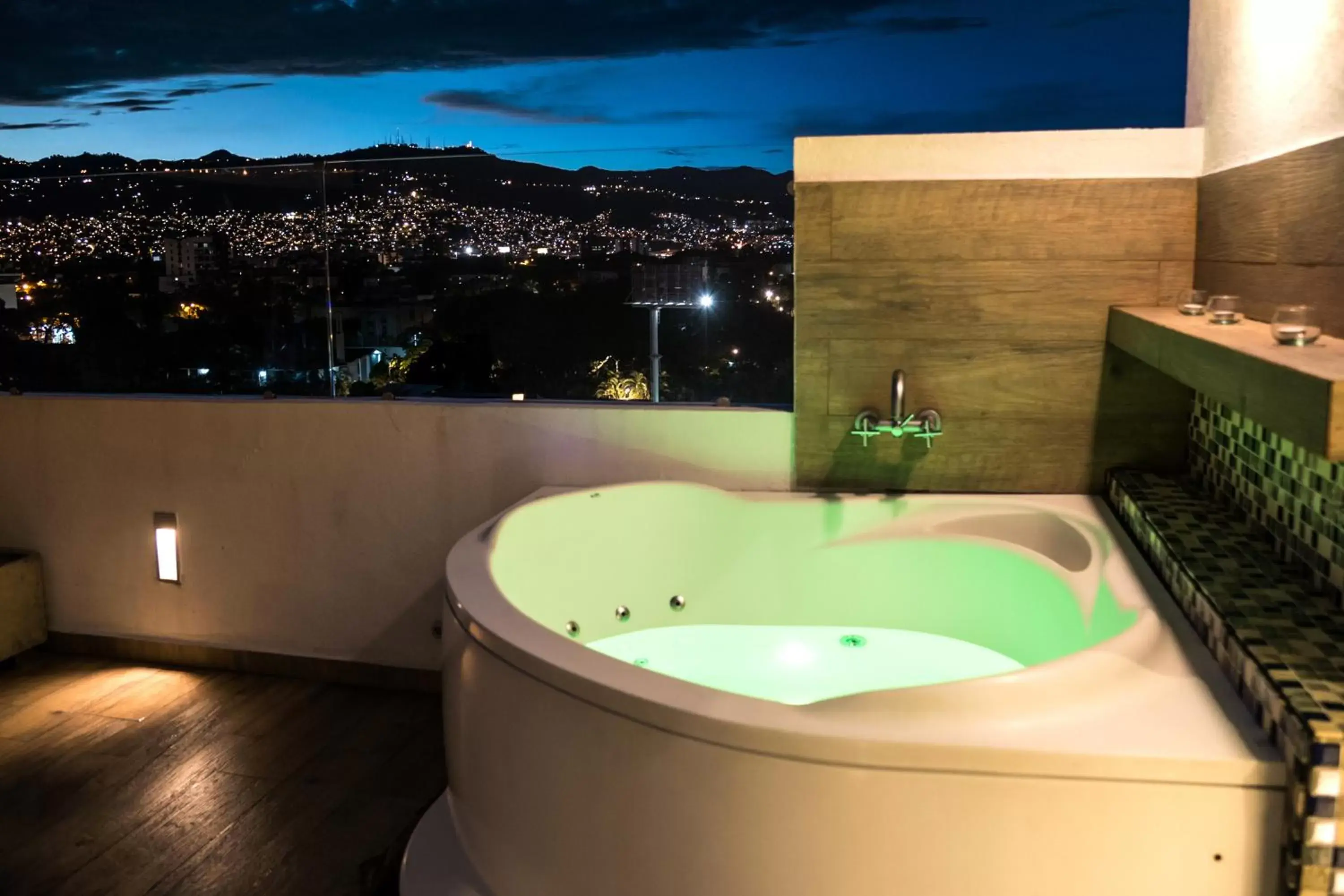 Hot Tub in Hotel Toscana Plaza