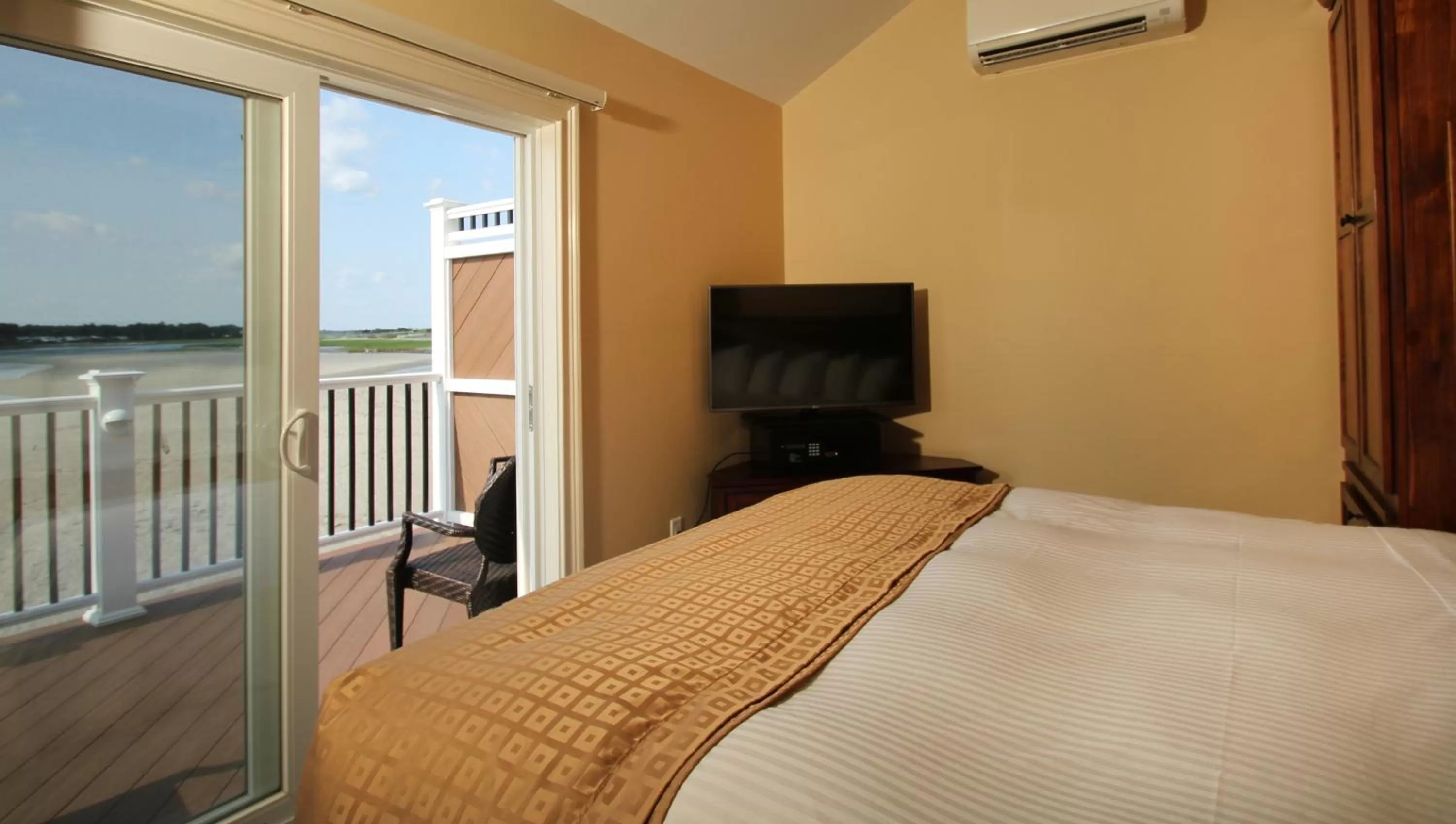 Bed in Norseman Resort on the Beach