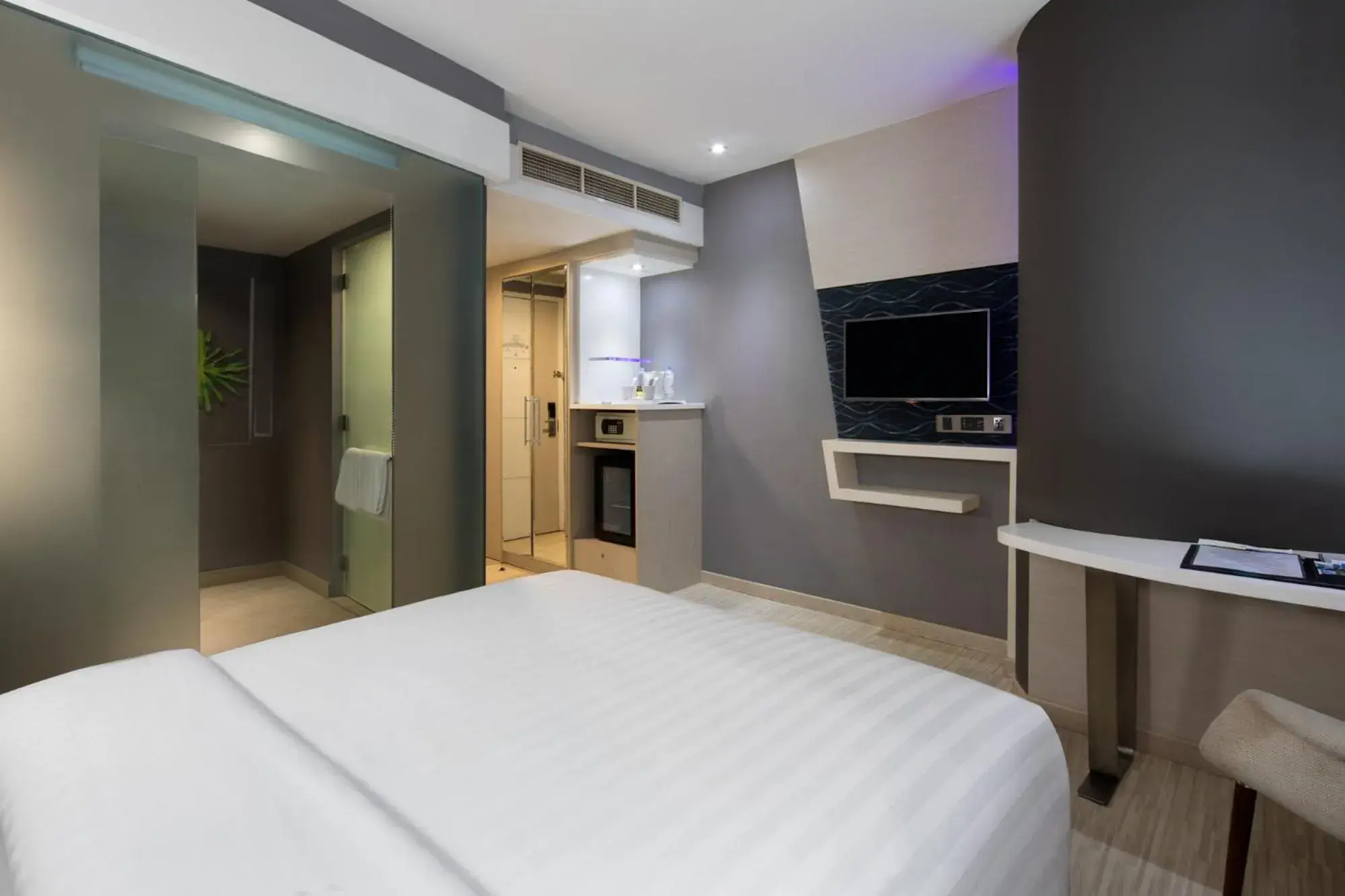 Bedroom, TV/Entertainment Center in Golden Boutique Hotel Kemayoran