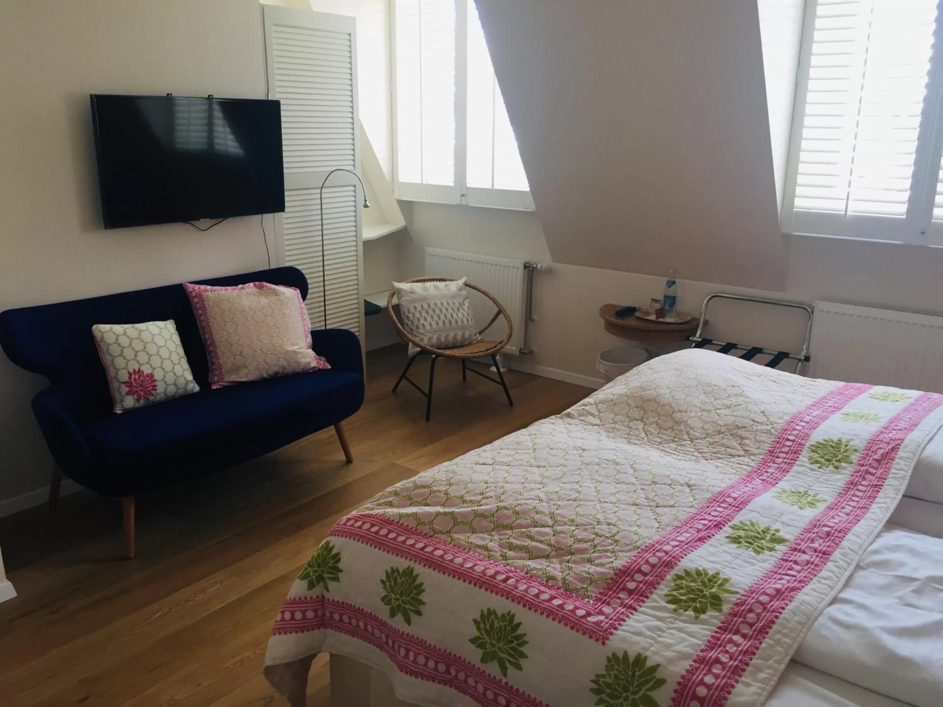 Photo of the whole room, Bed in das HOTEL in München