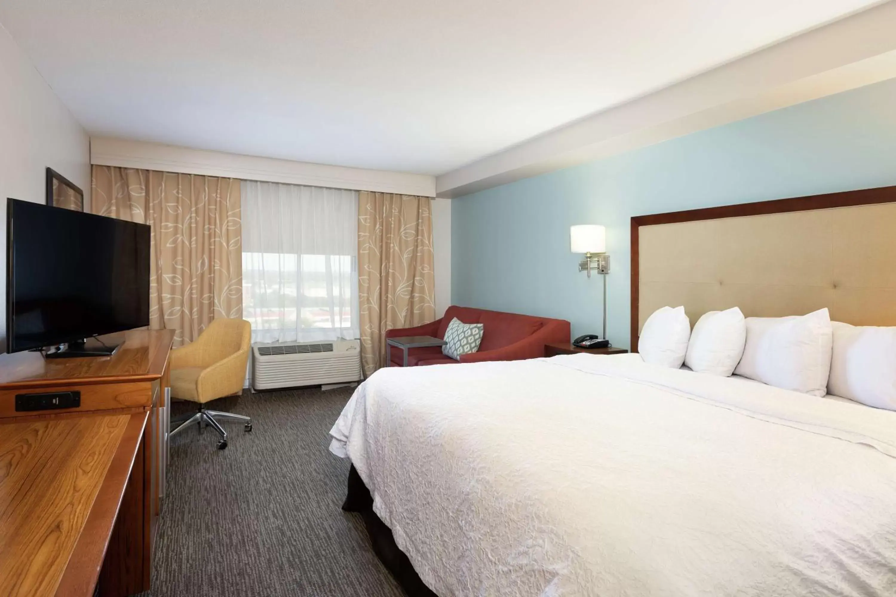 Bedroom, Bed in Hampton Inn & Suites-Austin Airport