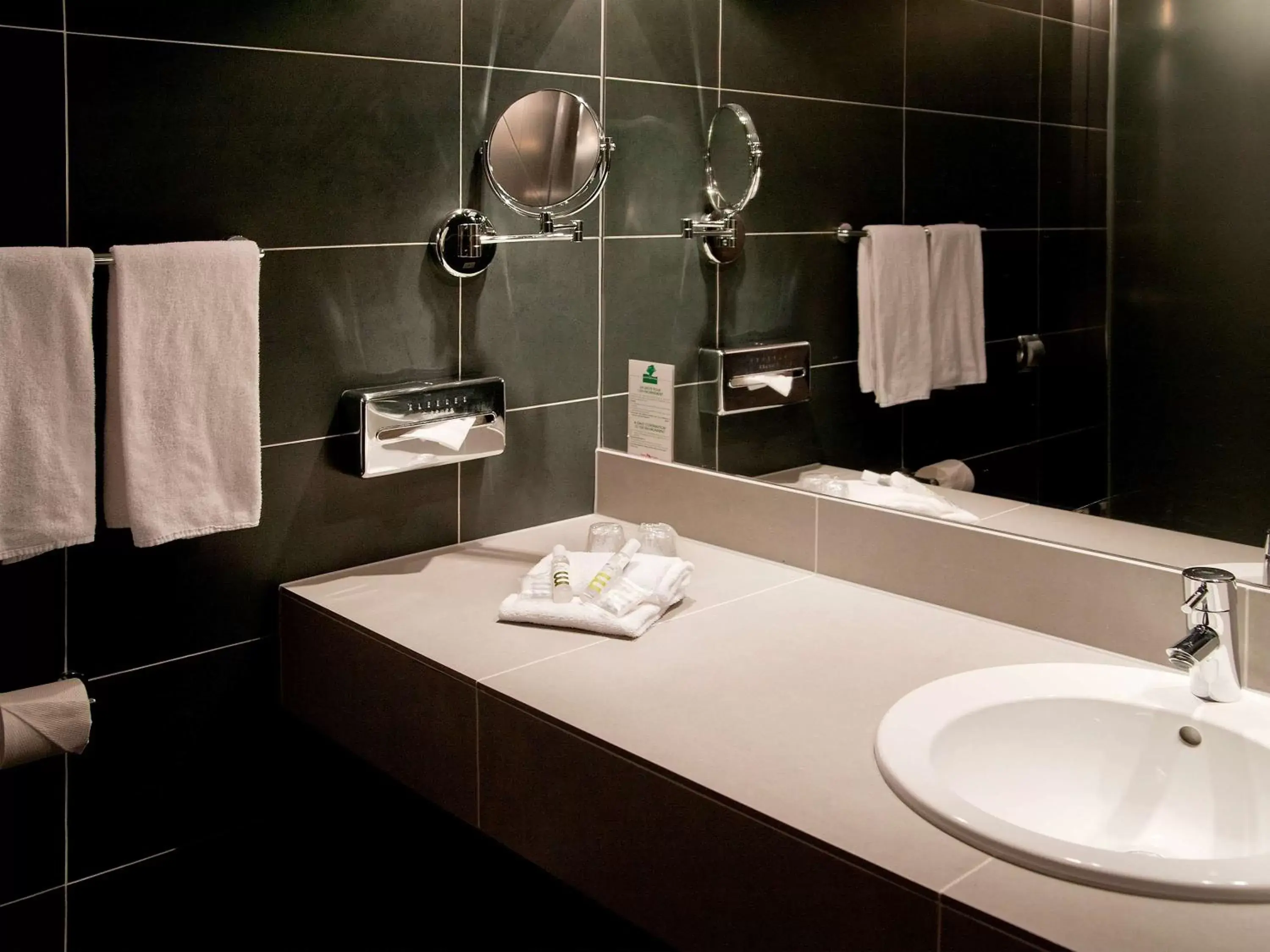 Bathroom in Mercure Bordeaux Lac