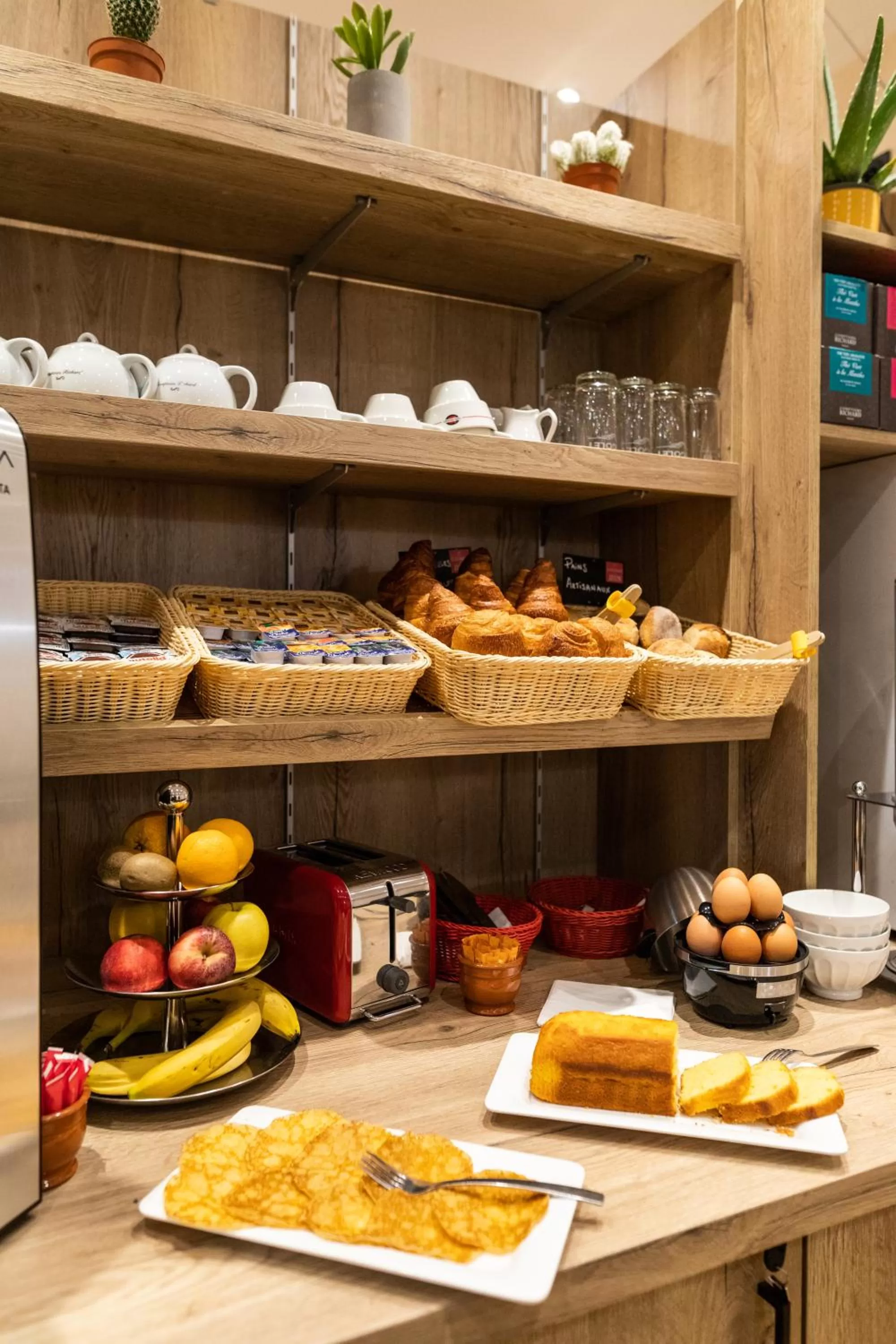 Buffet breakfast in Hôtel Le Florin