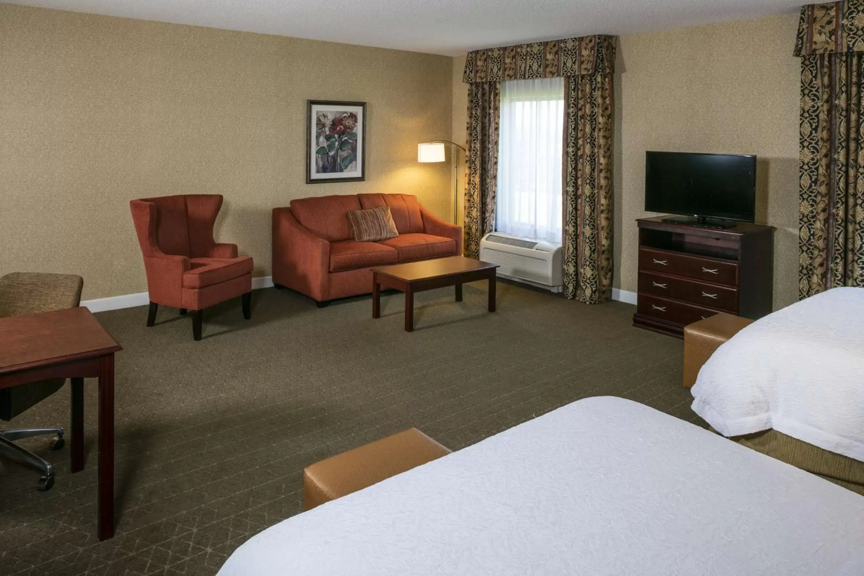 Bed, Seating Area in Hampton Inn & Suites Toledo-Perrysburg