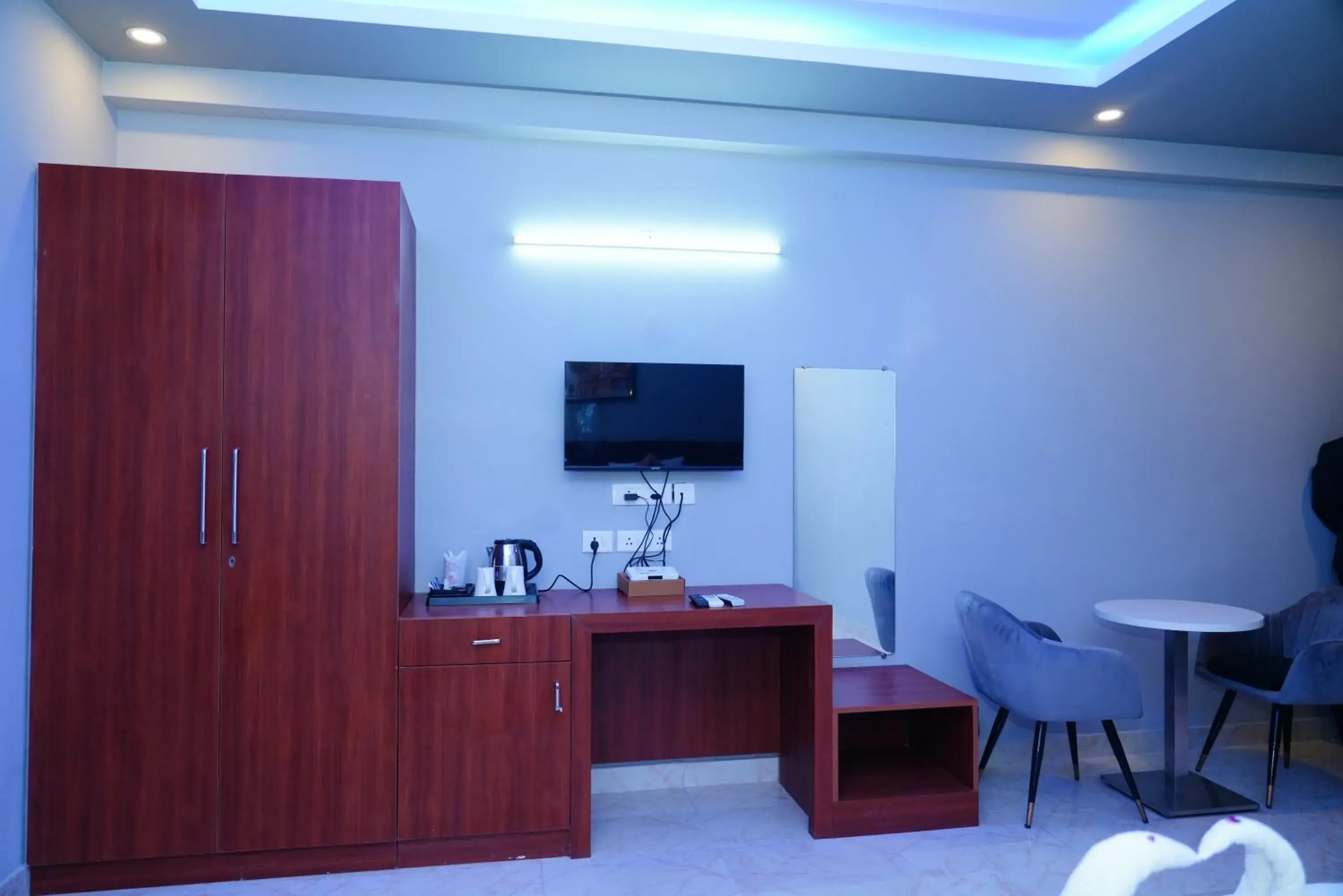 TV and multimedia, TV/Entertainment Center in ExpoMart Inn