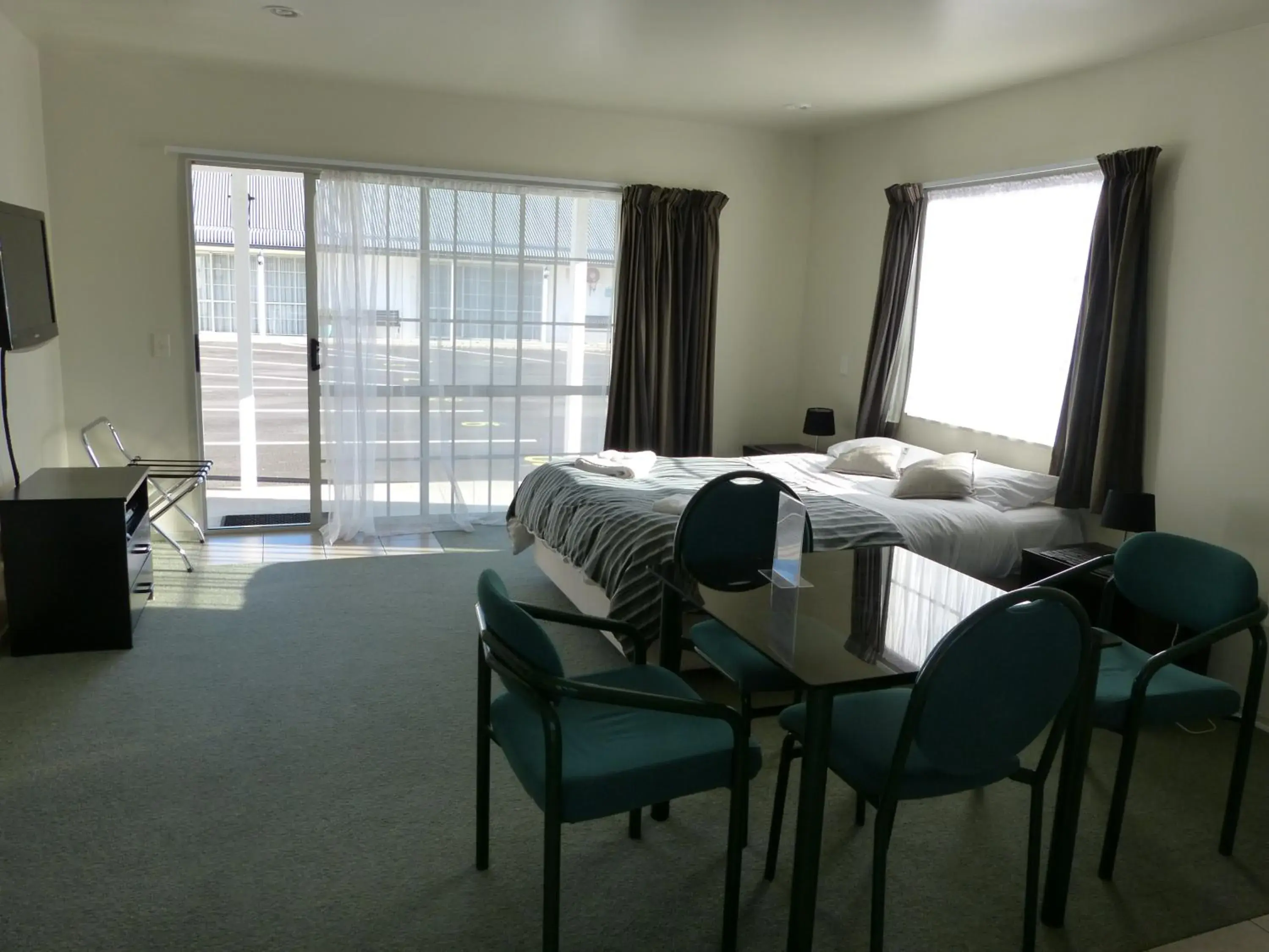 Photo of the whole room, Dining Area in Blake Court Motel