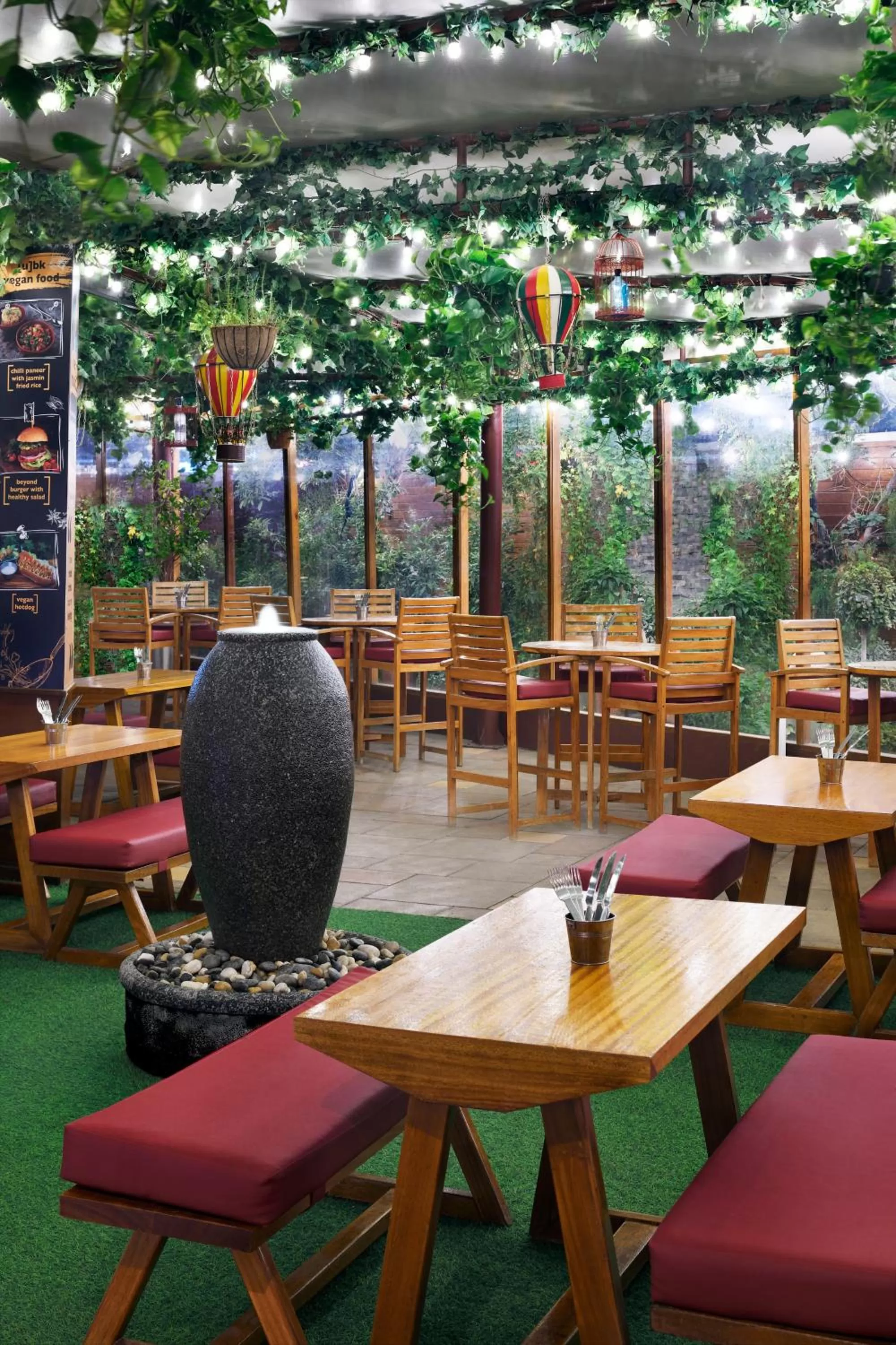 Lounge or bar in Mövenpick Hotel Jumeirah Lakes Towers Dubai