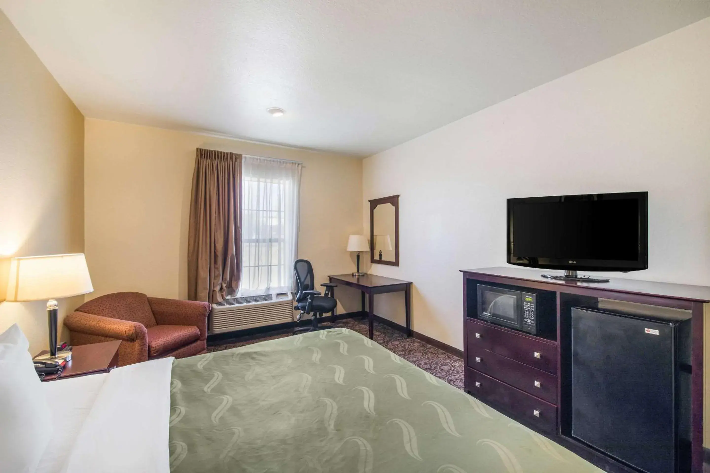 Photo of the whole room, TV/Entertainment Center in Quality Inn Bastrop