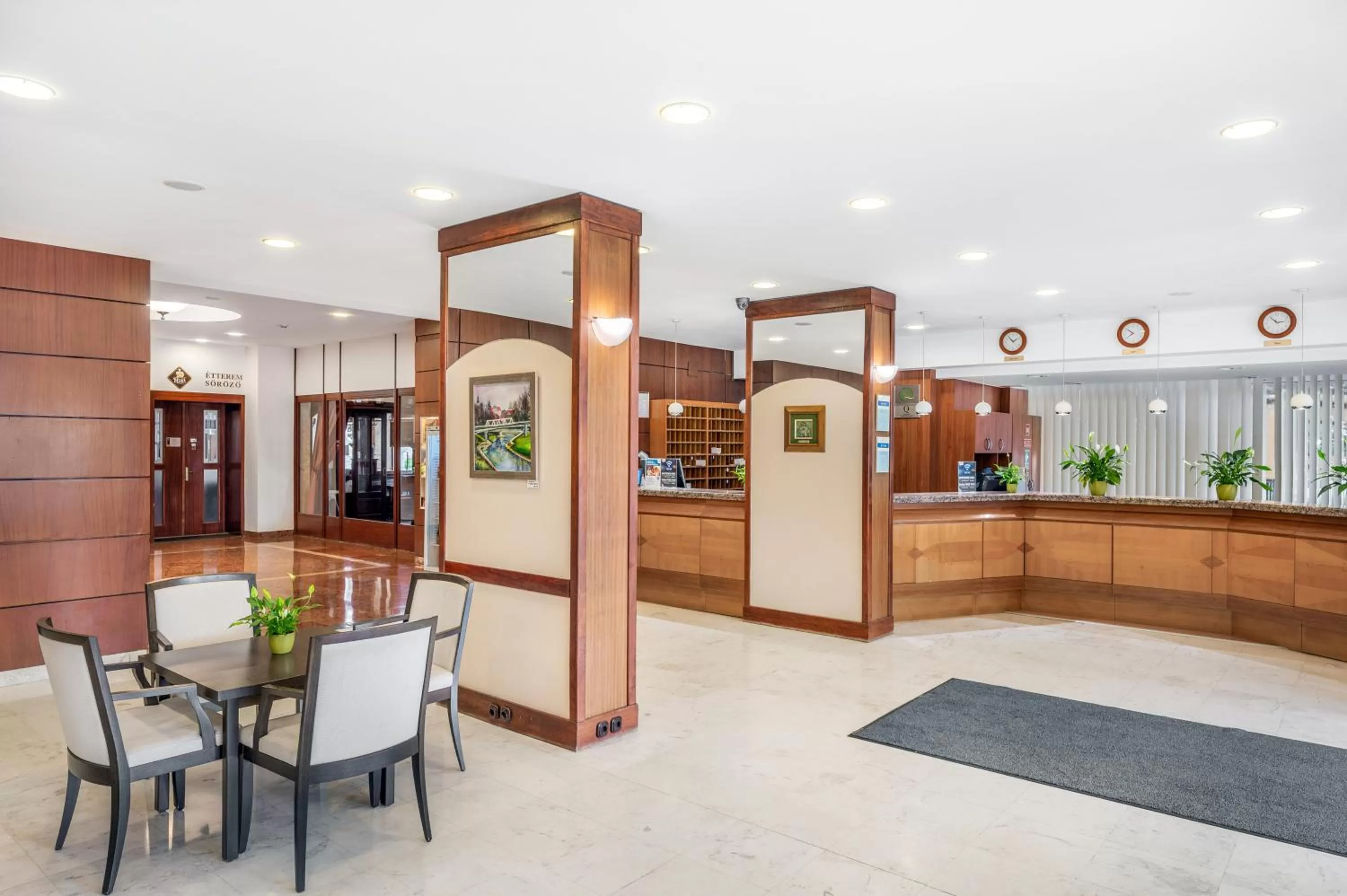 Lobby or reception in Danubius Hotel Raba