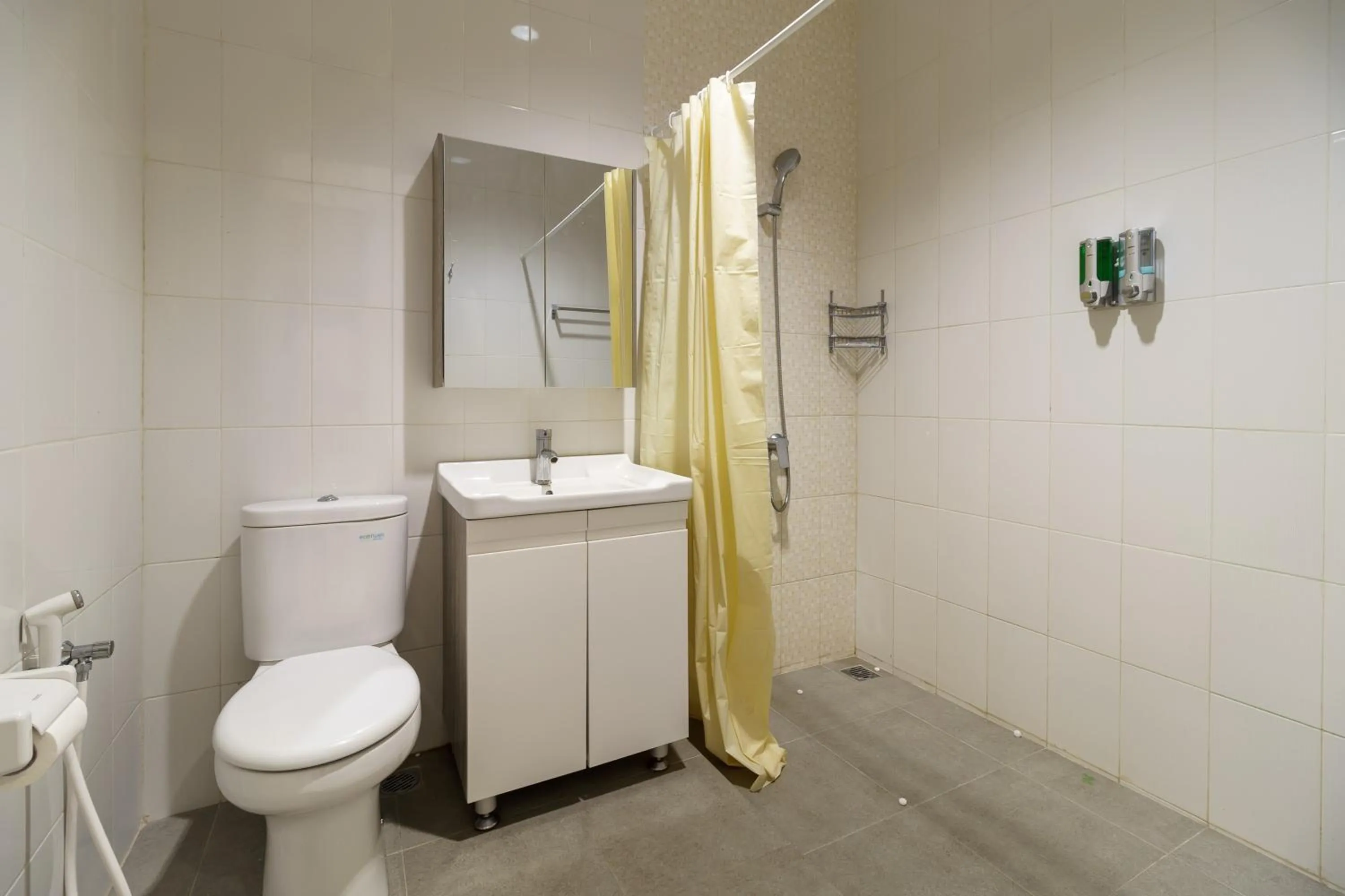 Bathroom in RedDoorz Plus near Exit Toll Puncak 2