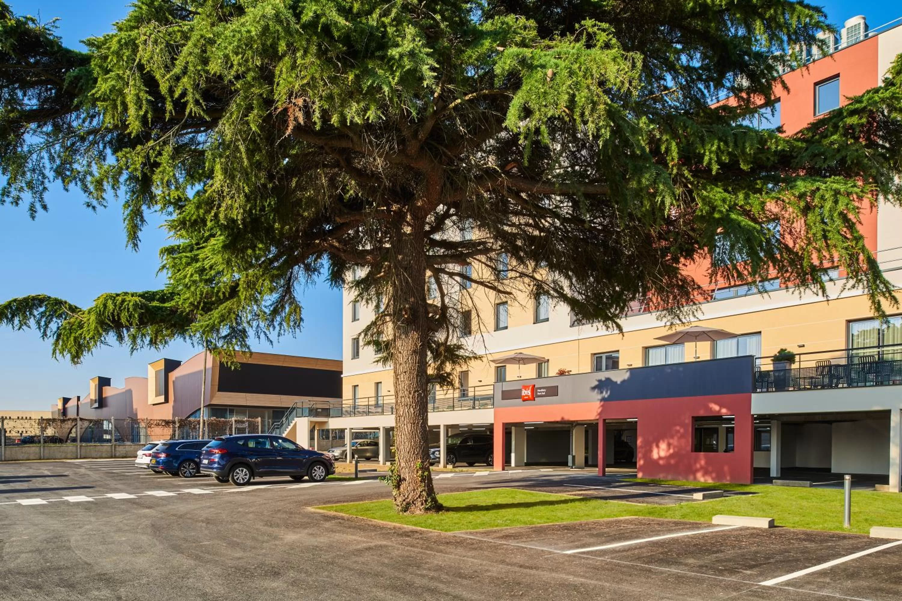 Facade/entrance in Ibis Montlhery Paris Sud