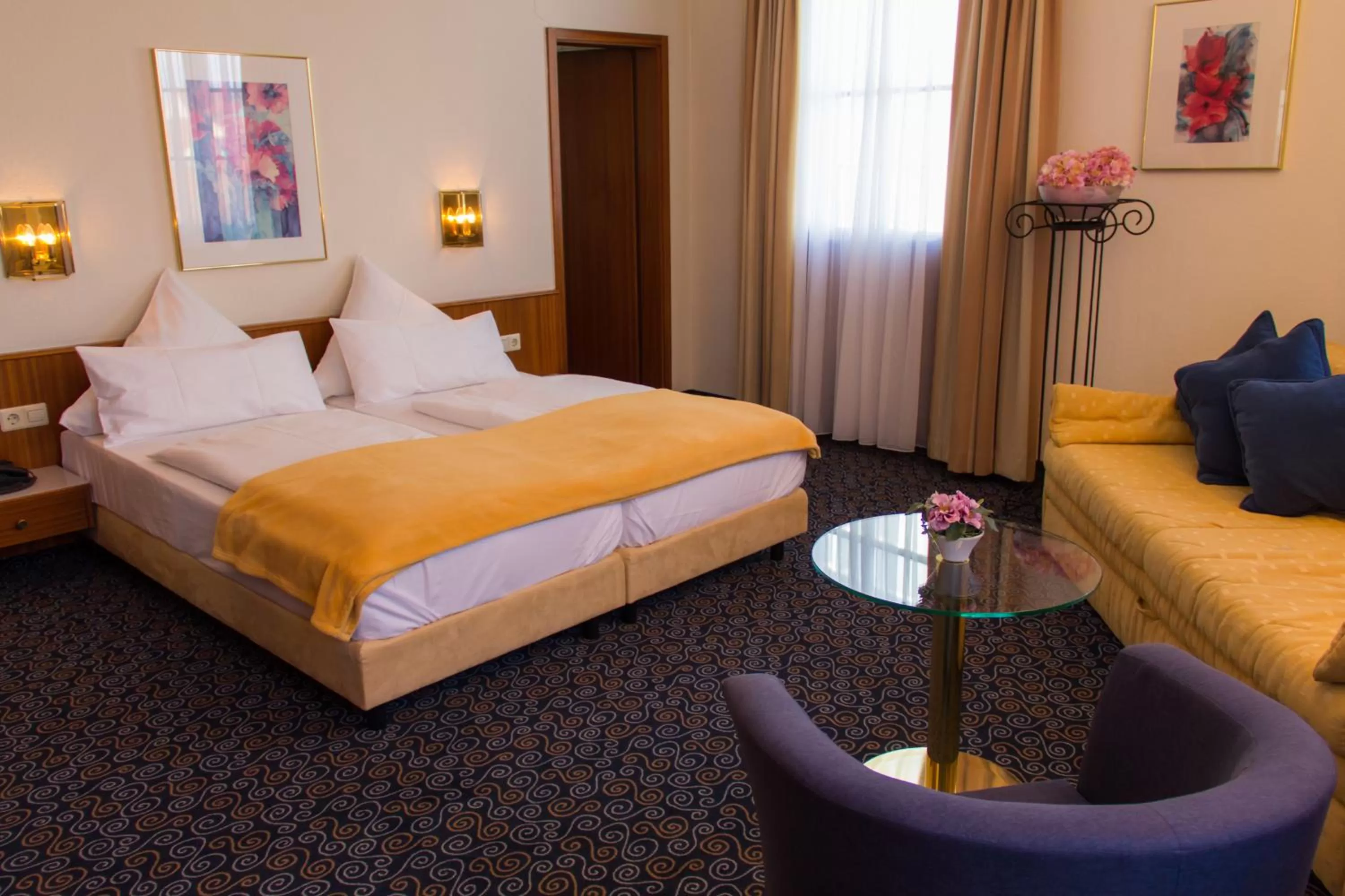 Photo of the whole room, Bed in Stadthotel