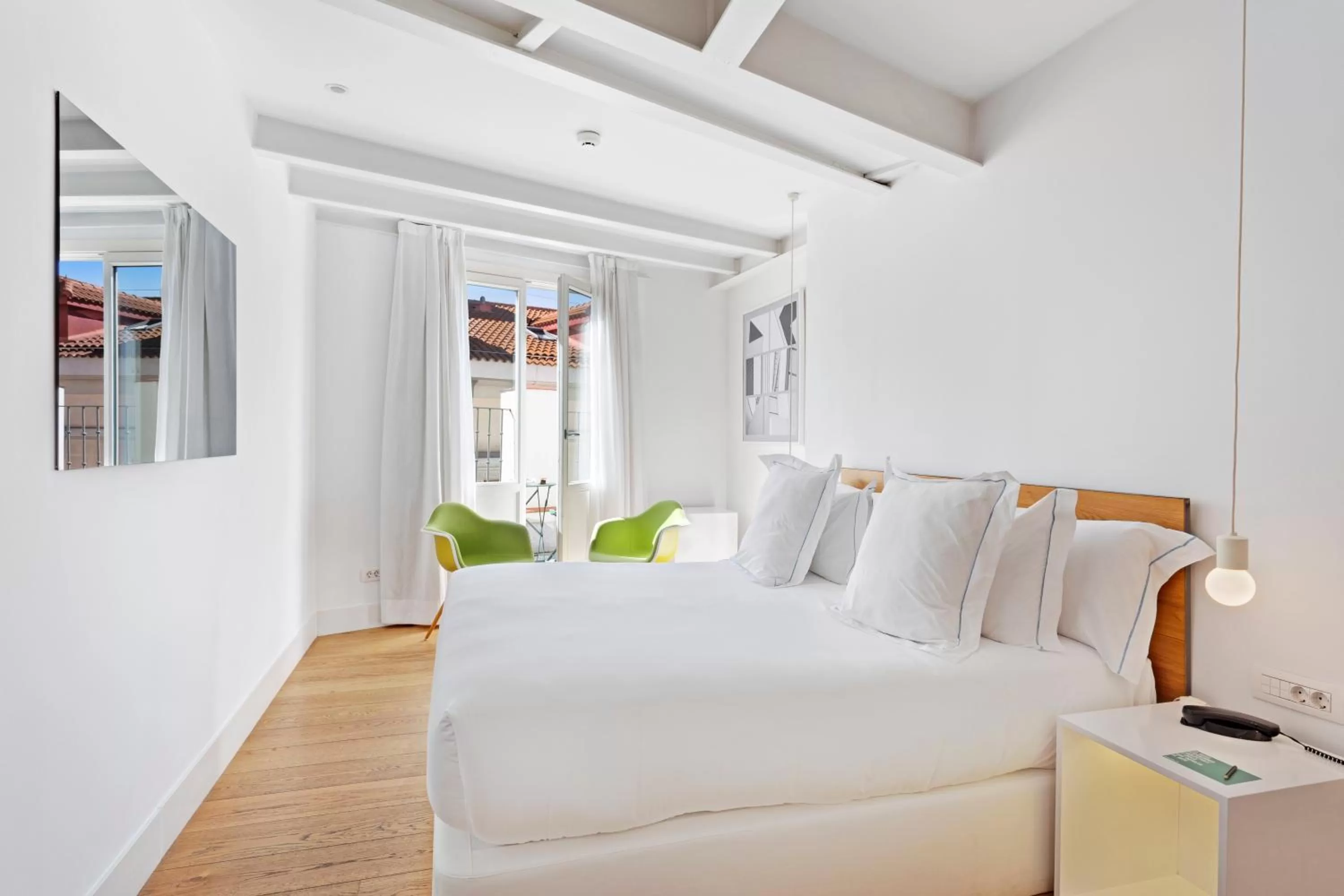 Photo of the whole room, Bed in One Shot Prado