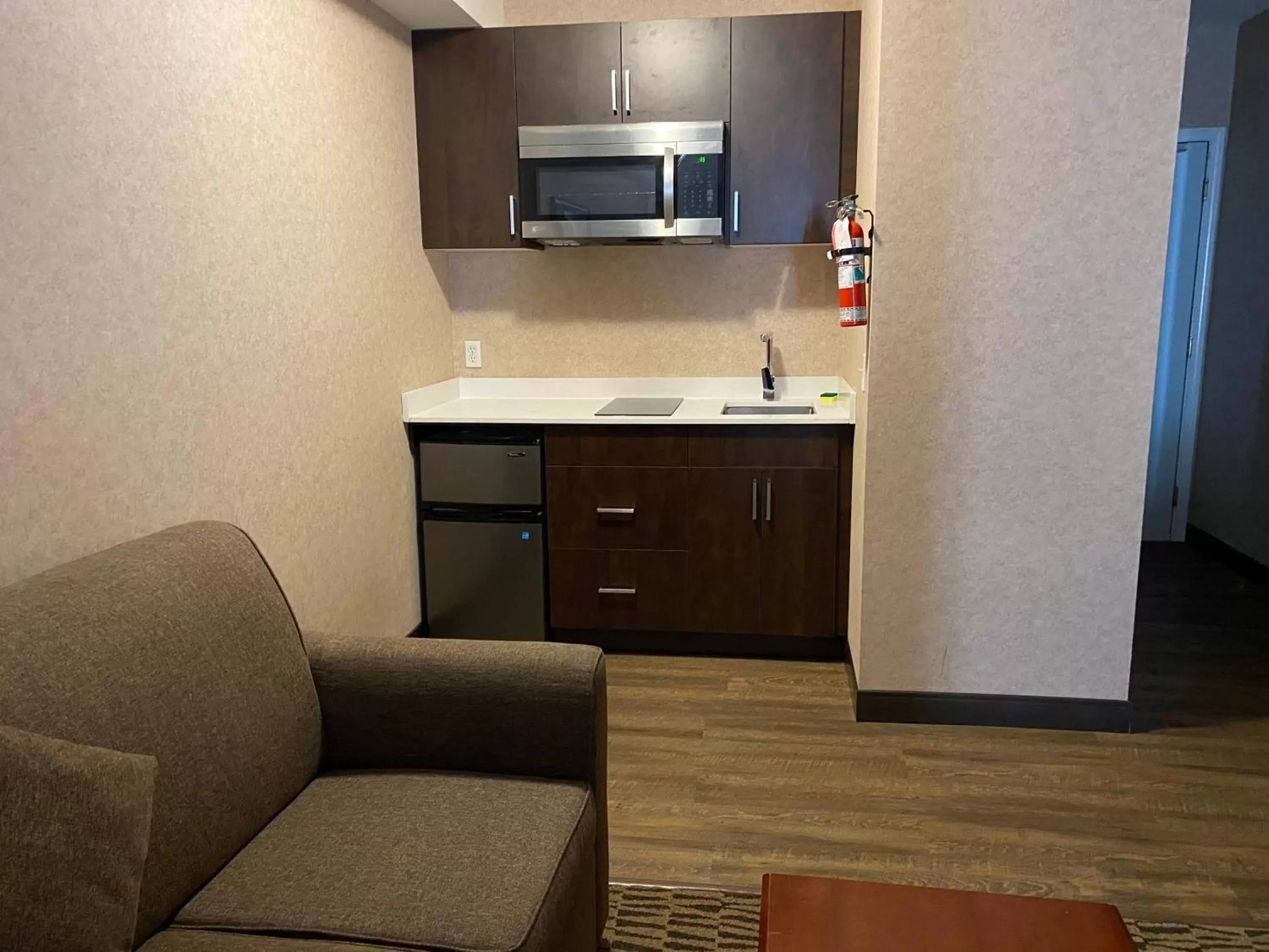 Kitchen or kitchenette, Kitchen/Kitchenette in Pacific Inn & Suites Kamloops