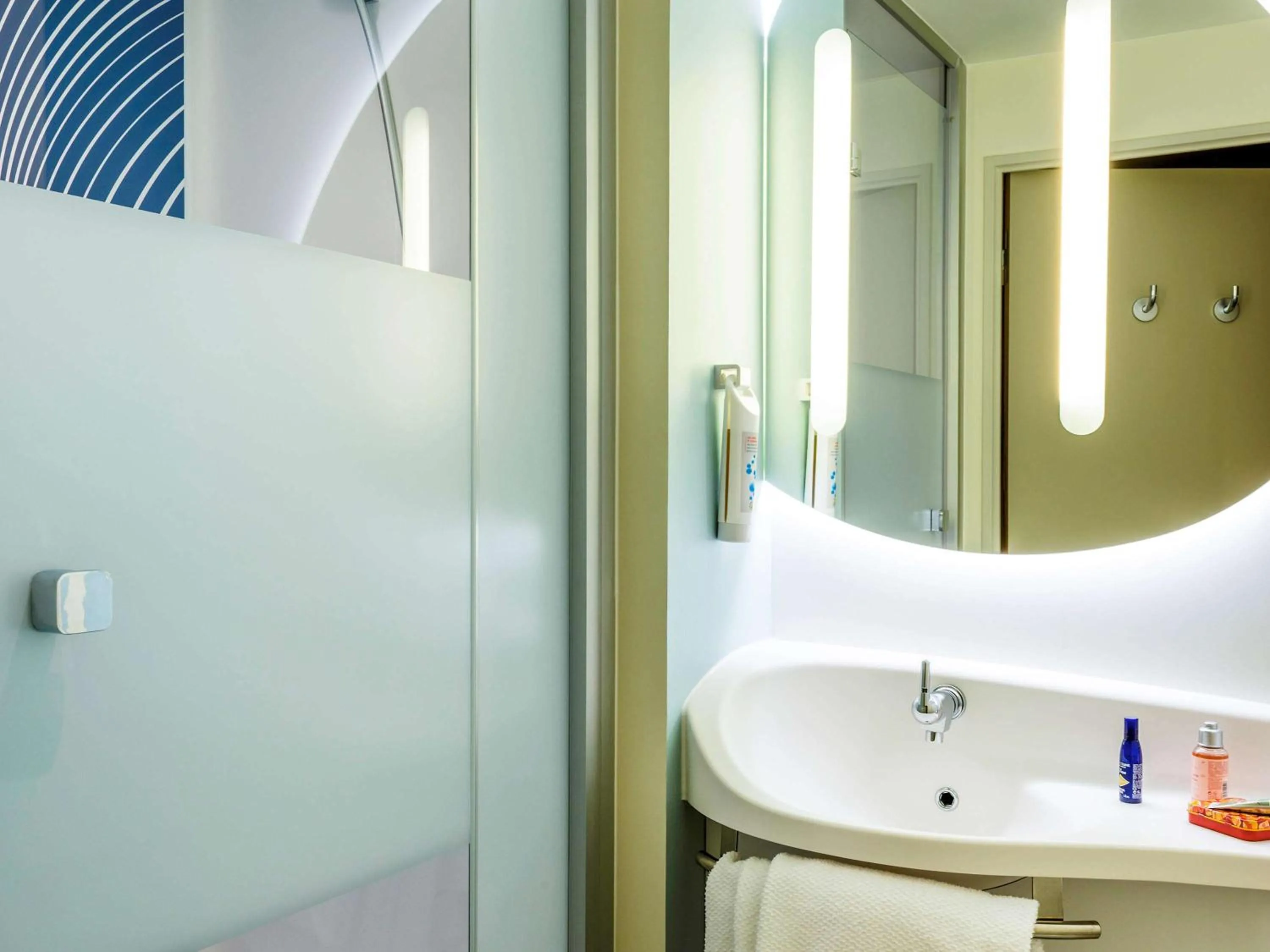 Photo of the whole room in ibis budget Saint Quentin Yvelines - Vélodrome