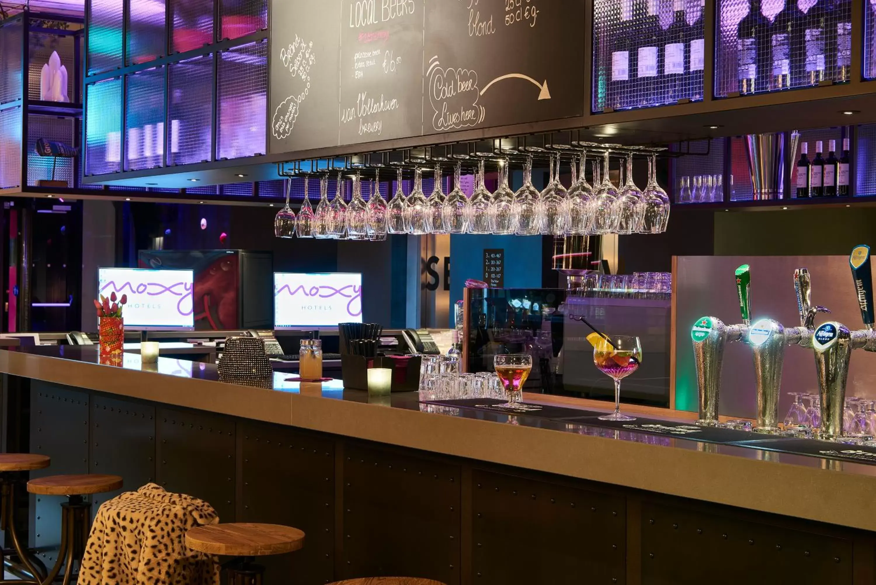 Lounge or bar in Moxy Amsterdam Schiphol Airport