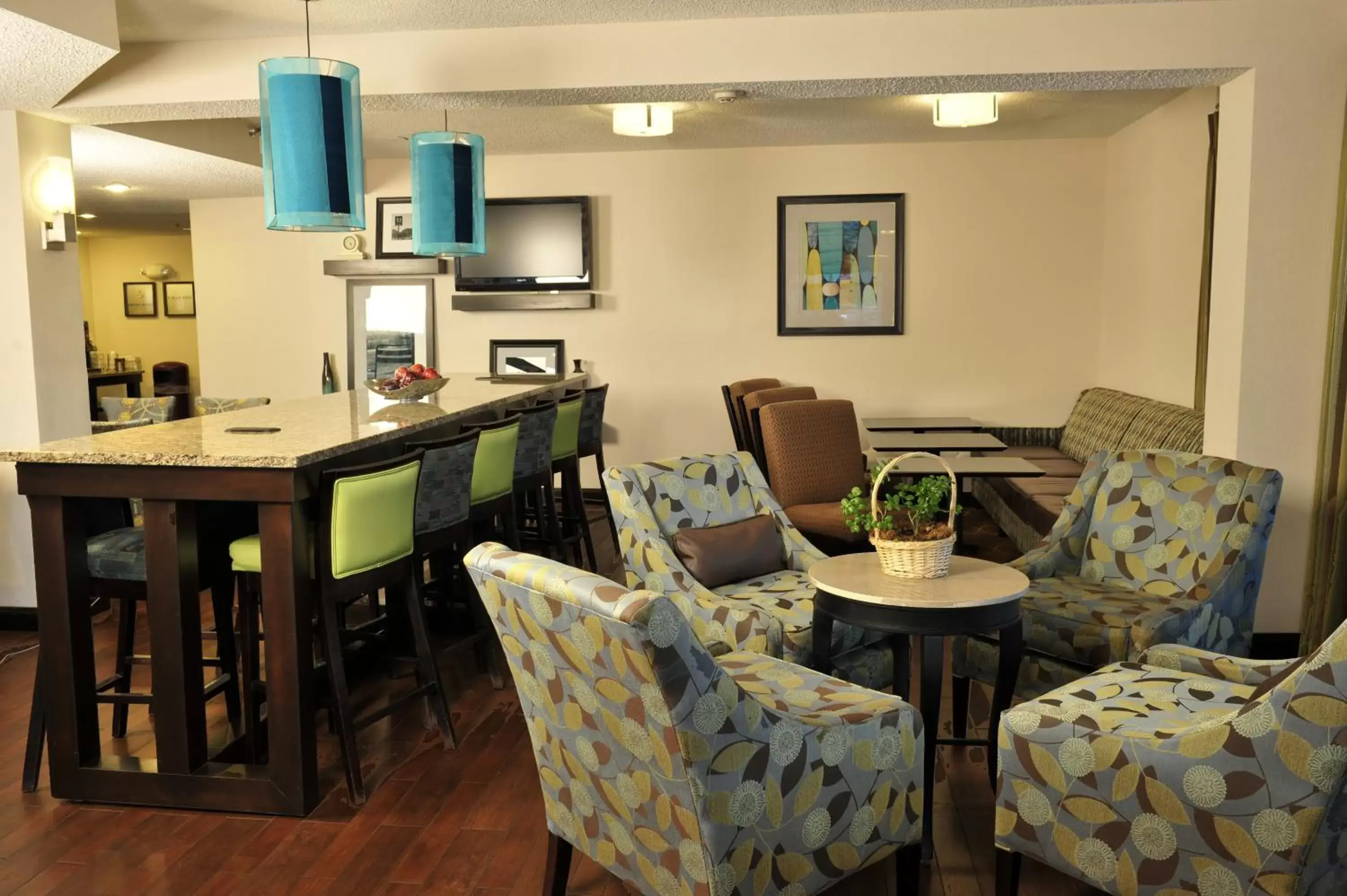 Communal lounge/ TV room, Restaurant/Places to Eat in Wingate by Wyndham Colorado Springs